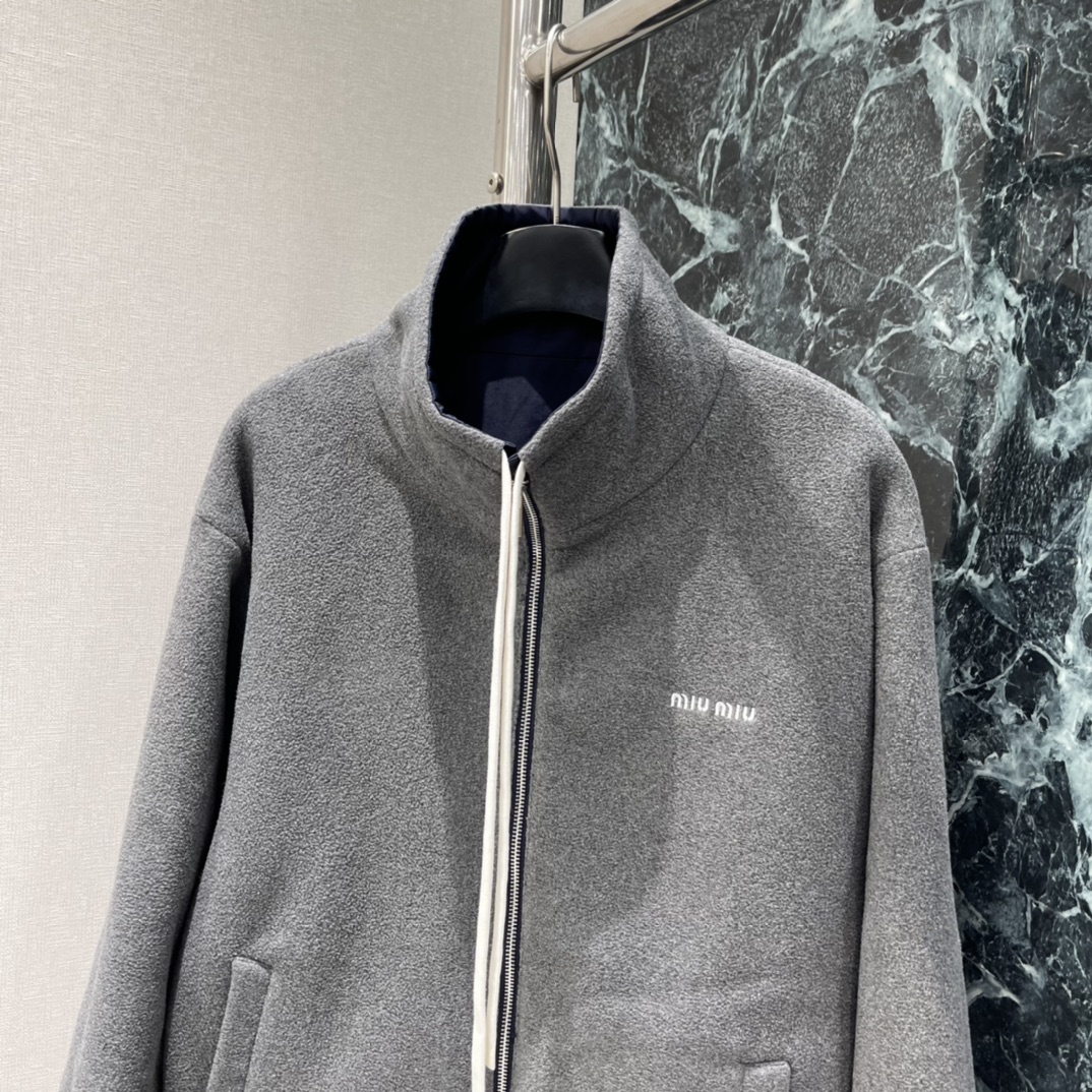 Miu 25秋冬新款 双面穿外套 面料防风又透气 户外or日常都OK。正面品牌标识+拉链设计，简约实用，