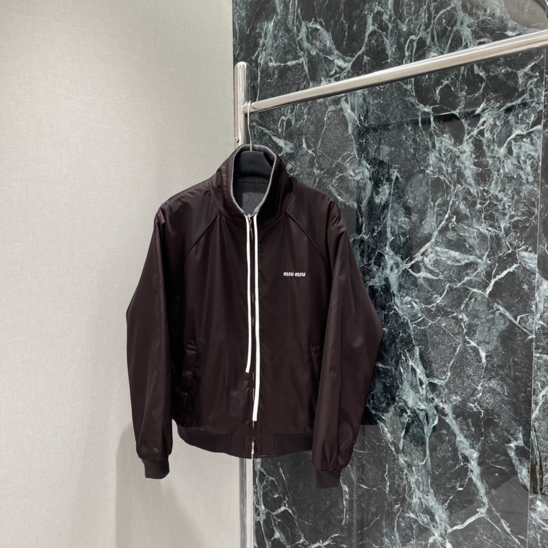 Miu 25秋冬新款 双面穿外套 面料防风又透气 户外or日常都OK。正面品牌标识+拉链设计，简约实用，