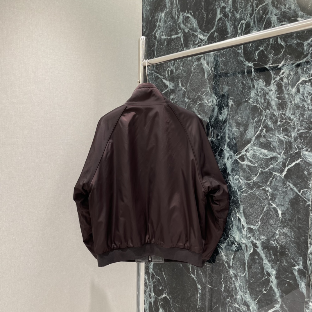 Miu 25秋冬新款 双面穿外套 面料防风又透气 户外or日常都OK。正面品牌标识+拉链设计，简约实用，