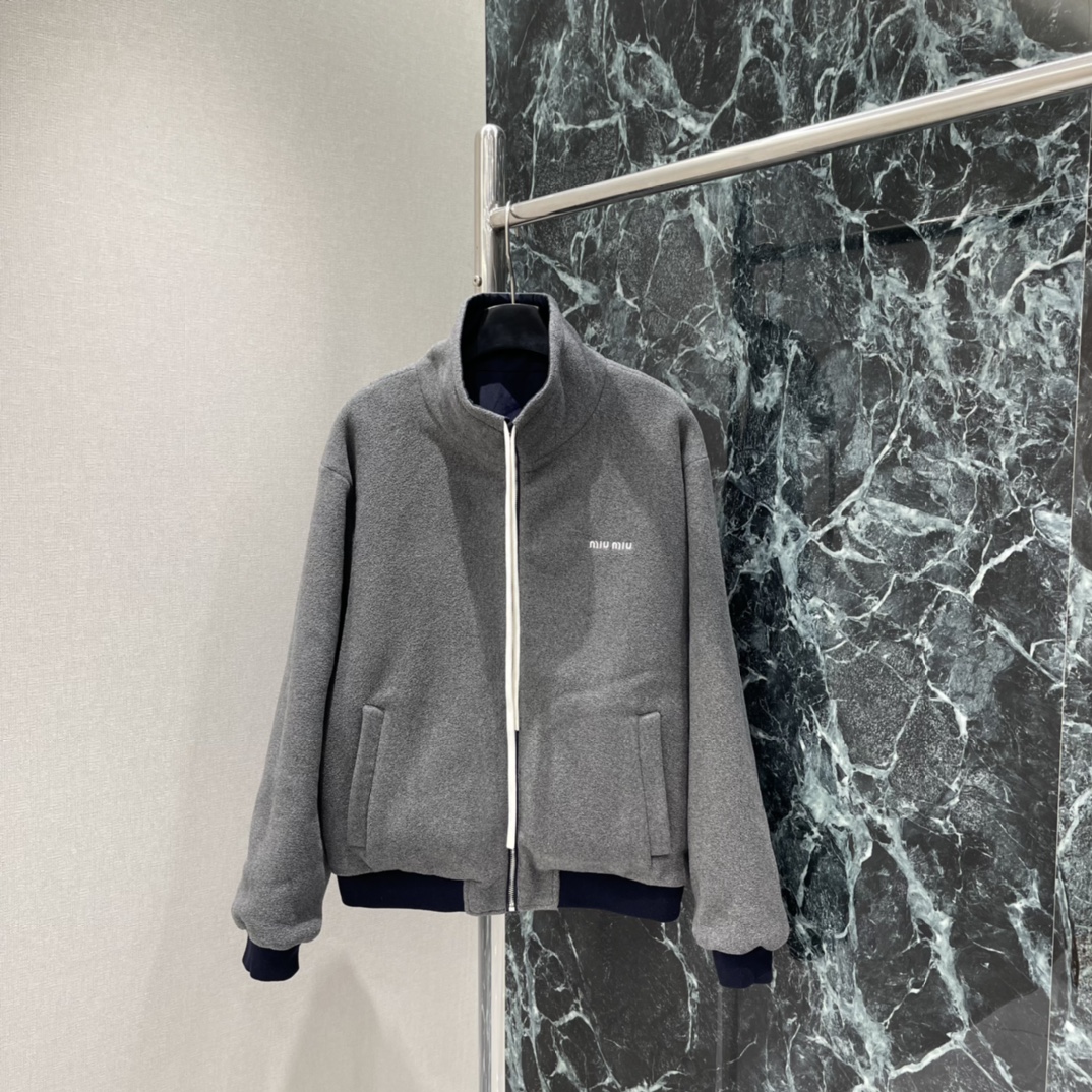 Miu 25秋冬新款 双面穿外套 面料防风又透气 户外or日常都OK。正面品牌标识+拉链设计，简约实用，