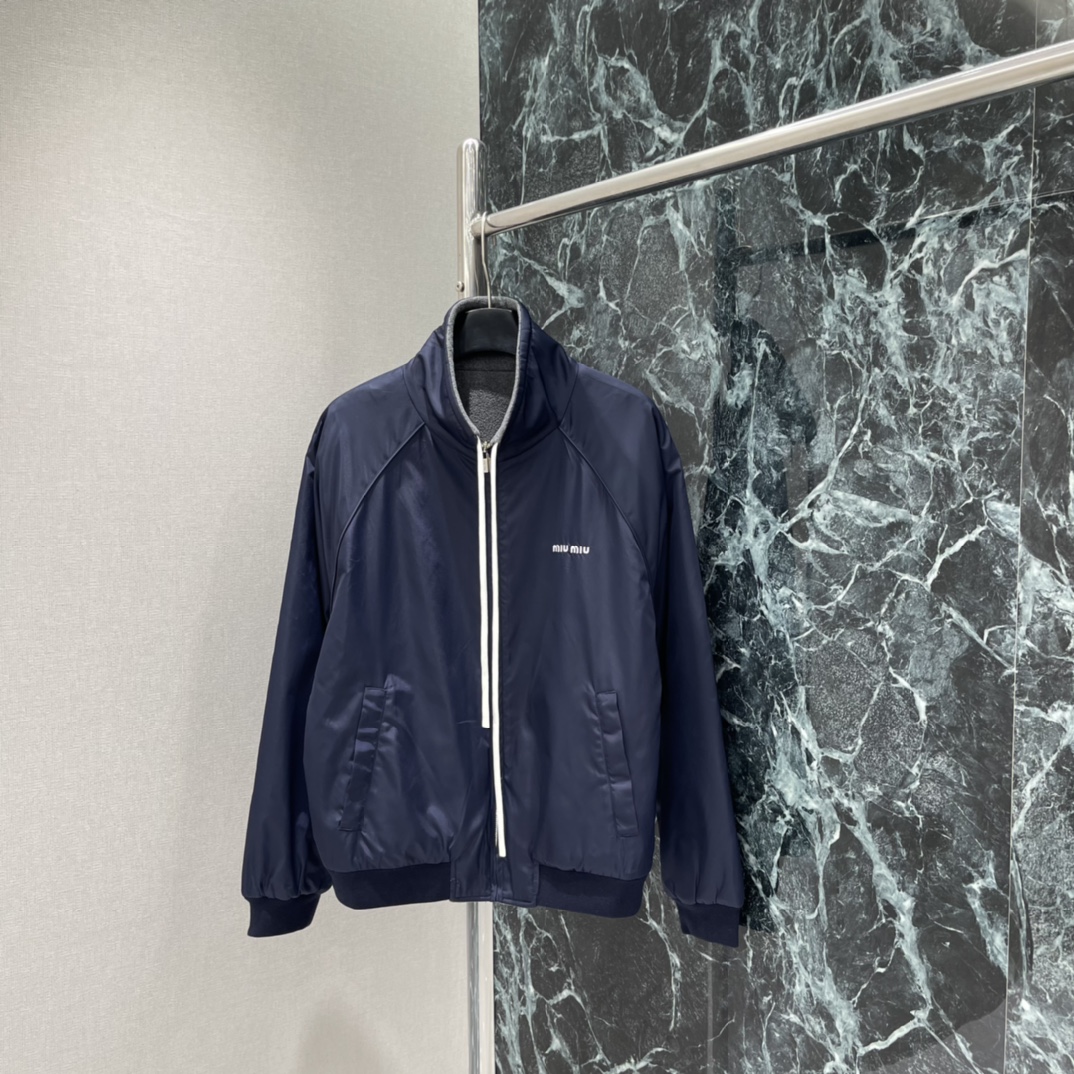 Miu 25秋冬新款 双面穿外套 面料防风又透气 户外or日常都OK。正面品牌标识+拉链设计，简约实用，