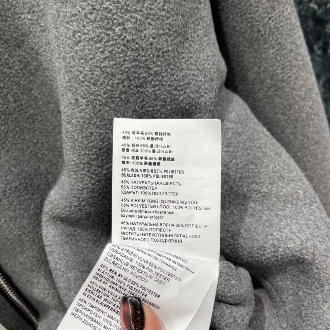 Miu 25秋冬新款 双面穿外套 面料防风又透气 户外or日常都OK。正面品牌标识+拉链设计，简约实用，