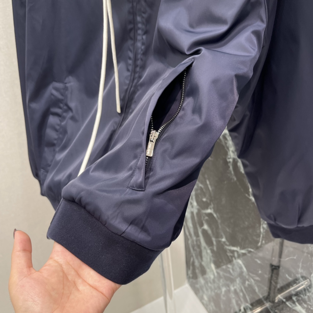 Miu 25秋冬新款 双面穿外套 面料防风又透气 户外or日常都OK。正面品牌标识+拉链设计，简约实用，