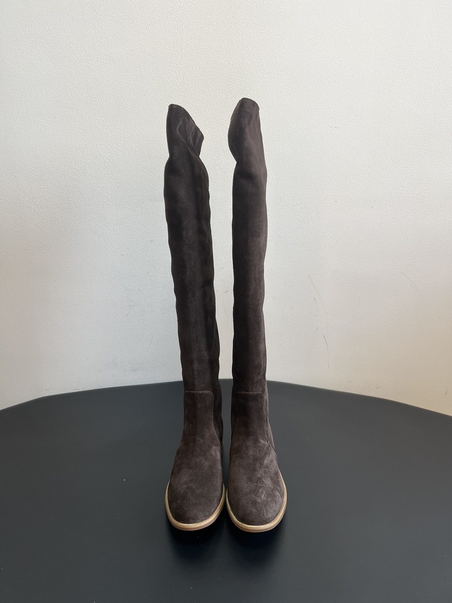 NO:577817,Gianvito Ross* retro suede over-the-knee boots are made of suede material, with a fine texture and a high-end matte effect, and the suede of different colors is very textured both visually and tactilely. The high-heeled boots have a higher shaft, which can well modify the leg lines; the heel is designed with a thick heel, which combines stability and fashion, enhances the aura and ensures walking comfort.  The toe is designed with a square toe, which is simple and elegant, in line with the current fashion trend, and can also accommodate different foot types; the overall design is simple and neat, without too many complicated decorations, highlighting the classic and elegant style, and is easy to match with various clothing, whether it is a skirt or trousers, it can show good fashion taste. The upper is cow suede, the lining is sheepskin, the outsole is genuine leather, and the height is increased by 3cm.  Size 35-40 (40 orders are not returnable), boots, boots, skirts, sheepskin, chamois leather, Leather soles19860909Gianvito Ross*复古麂皮过膝长筒靴 采用绒面革材质,质感细腻,呈现出高级的哑光效果,且不同颜色的绒面革在视觉和触觉上都极具质感.高跟长靴,靴筒较高,能够很好地修饰腿部线条；鞋跟为粗跟设计,兼具稳定性与时尚感,提升气场的同时也保证了行走的舒适度. 鞋头为方头设计,简约大气,符合当下的时尚潮流,同时也能容纳不同脚型；整体设计简约利落,没有过多繁杂的装饰,凸显出经典与优雅的风格,易于搭配各种服饰,无论是裙装还是裤装都能展现出不俗的时尚品味. 鞋面牛反绒 内里羊皮 大底真皮大底 增高3cm Size35-40码（40订做不退换）,靴子,boots,skirts,sheepskin,chamois leather,Leather soles,Women's Shoes