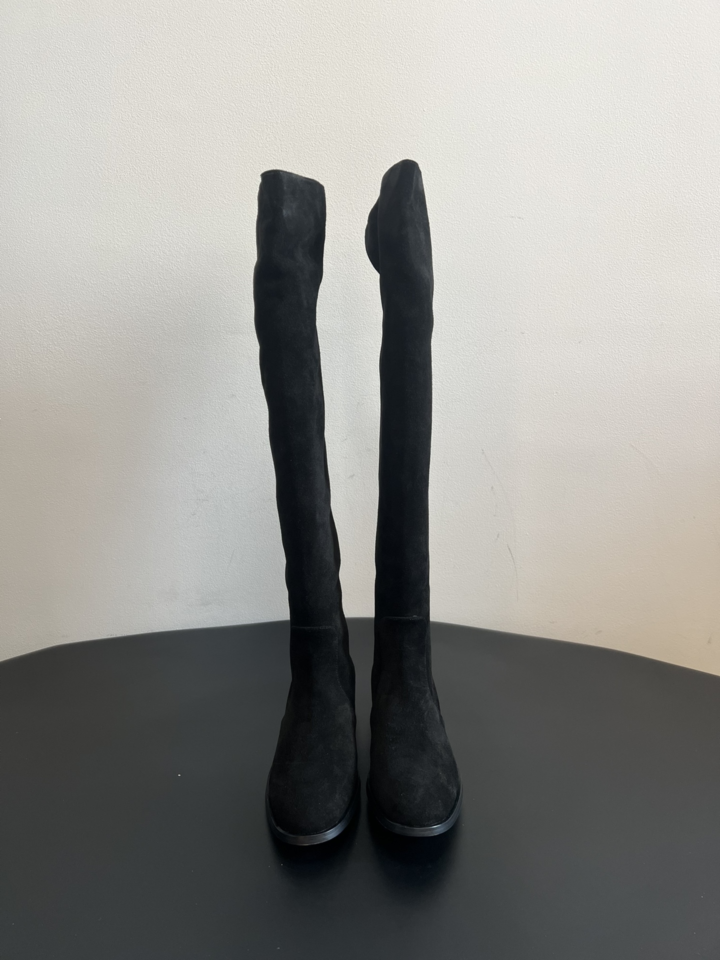 NO:577827,Gianvito Ross* retro suede over-the-knee boots are made of suede material, with a fine texture and a high-end matte effect, and the suede of different colors is very textured both visually and tactilely. The high-heeled boots have a higher shaft, which can well modify the leg lines; the heel is designed with a thick heel, which combines stability and fashion, enhances the aura and ensures walking comfort.  The toe is designed with a square toe, which is simple and elegant, in line with the current fashion trend, and can also accommodate different foot types; the overall design is simple and neat, without too many complicated decorations, highlighting the classic and elegant style, and is easy to match with various clothing, whether it is a skirt or trousers, it can show good fashion taste. The upper is cow suede, the lining is sheepskin, the outsole is genuine leather, and the height is increased by 3cm.  Size 35-40 (40 orders are not returnable), boots, boots, skirts, sheepskin, chamois leather, Leather soles19860909Gianvito Ross*复古麂皮过膝长筒靴 采用绒面革材质,质感细腻,呈现出高级的哑光效果,且不同颜色的绒面革在视觉和触觉上都极具质感.高跟长靴,靴筒较高,能够很好地修饰腿部线条；鞋跟为粗跟设计,兼具稳定性与时尚感,提升气场的同时也保证了行走的舒适度. 鞋头为方头设计,简约大气,符合当下的时尚潮流,同时也能容纳不同脚型；整体设计简约利落,没有过多繁杂的装饰,凸显出经典与优雅的风格,易于搭配各种服饰,无论是裙装还是裤装都能展现出不俗的时尚品味. 鞋面牛反绒 内里羊皮 大底真皮大底 增高3cm Size35-40码（40订做不退换）,靴子,boots,skirts,sheepskin,chamois leather,Leather soles,Women's Shoes