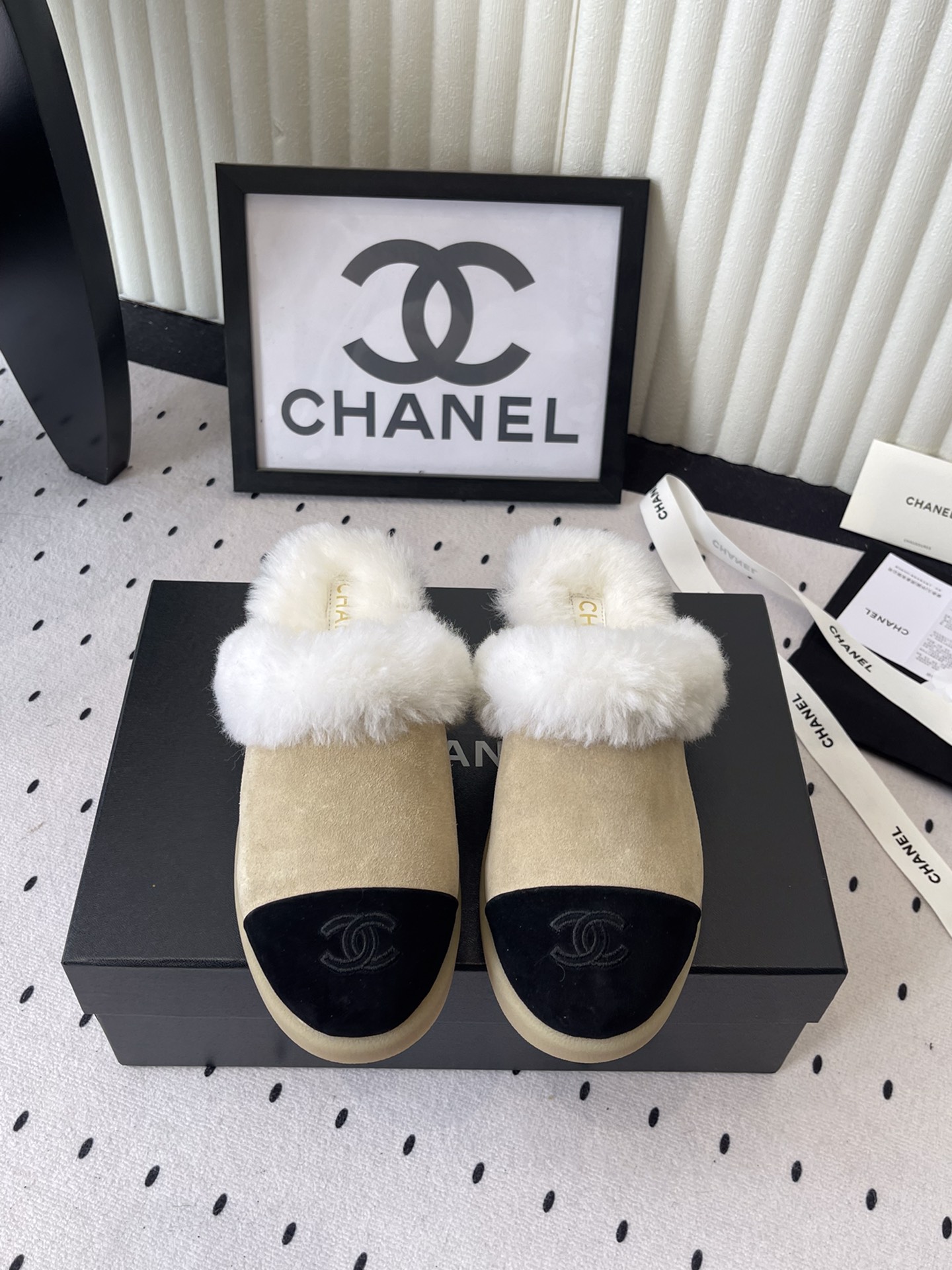 NO:578188,Chanel's new autumn and winter furry half-flop, high quality, Xiaohongshu synchronizes the latest color matching, Xiaoxiangjia's popular style, fashionable and trendy latest furry boots, super versatile and warm sole, cow suede cowhide upper, imported wool lining, original rubber outsole Size 35-40 (40 41 custom-made), half-fry furry shoes, chanel, chanel, boots, cowhide19860909Chanel秋冬新款毛毛半拖 高品质 小红书同步最新配色小香家爆款火热上 时尚潮流最新款毛毛靴上脚超百搭暖底 牛反绒牛皮鞋面 进口羊毛内里 原版橡胶大底 Size35-40（40 41订做）,半拖毛毛鞋,chanel,chanel,boots,cowhide,Women's Shoes