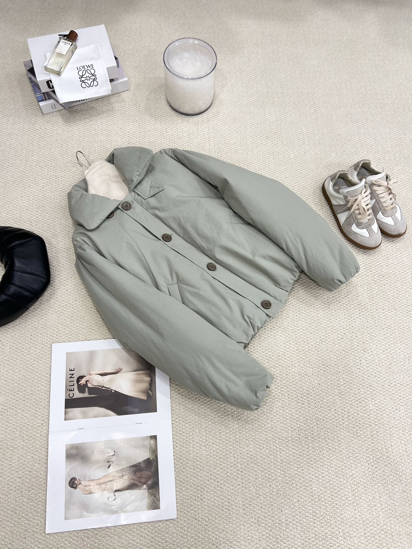 NO:637102,The new autumn and winter goose down jackets have new [Sage Green] details. You are invited to appreciate the details. It is made of pure cotton fabric, which feels soft, delicate and comfortable. It is filled with enough white goose down, which is light and does not press the body but keeps warm. The short large lapel design adds a sense of style and can also modify the face. Button tabs are added on the side. When buttoned, it is a small stand-up collar that is quite wind-resistant. The placket is a combination of smooth zippers and buttons of the same color. You can play different styles with jeans, casual pants or skirts every day.  Casual and stylish, it’s OK for going out or on a date!, women’s clothing, skirts, jeans, alexander wang19860909秋冬新款鹅绒服上新【鼠尾草绿】细节邀您鉴赏 选用纯棉面料,手感柔软细腻舒适,填充足量的白鹅绒,轻盈不压身还保暖 短款大翻领设计,增加造型感,还能修饰脸型侧边添加了扣袢 扣上就是相当抗风的小立领门襟是顺滑拉链加上同色系扣子的搭配,日常搭配牛仔裤、休闲裤或者半身裙都能玩出不同风格 随性又有型,出街or约会都OK!,女装,skirts,jeans,alexander wang,Women's clothing