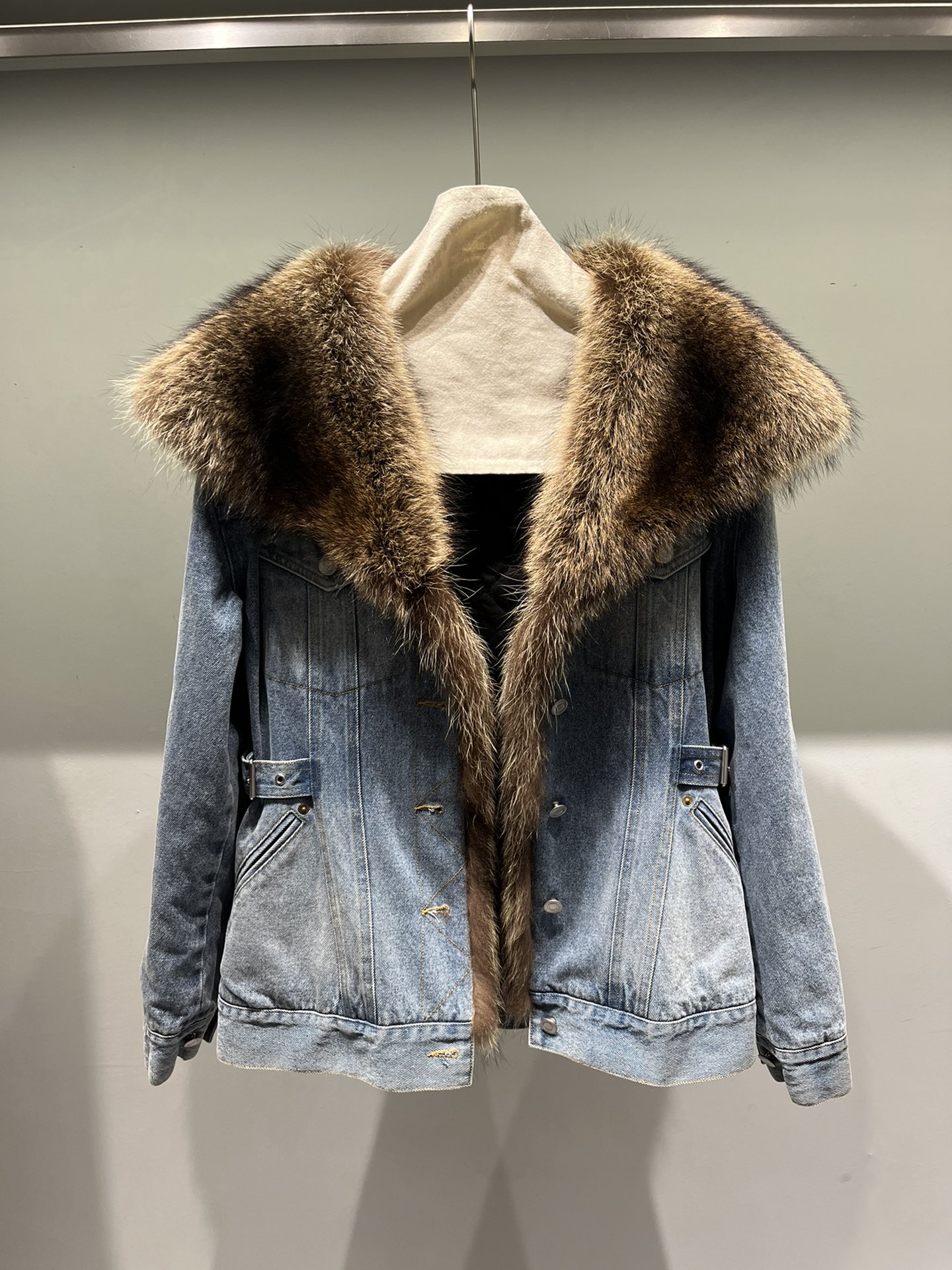 NO:637246,The collar is made of American raccoon dog, the real fur is not removable, the fur looks bigger and high-end in real life, washed denim lining with cotton, waist style, women's clothing, alexander wang19860909领子做的美洲貉,真皮毛不可拆卸,实物看着毛更大很高档,水洗牛仔里布加棉,收腰版型,女装,alexander wang,Women's clothing
