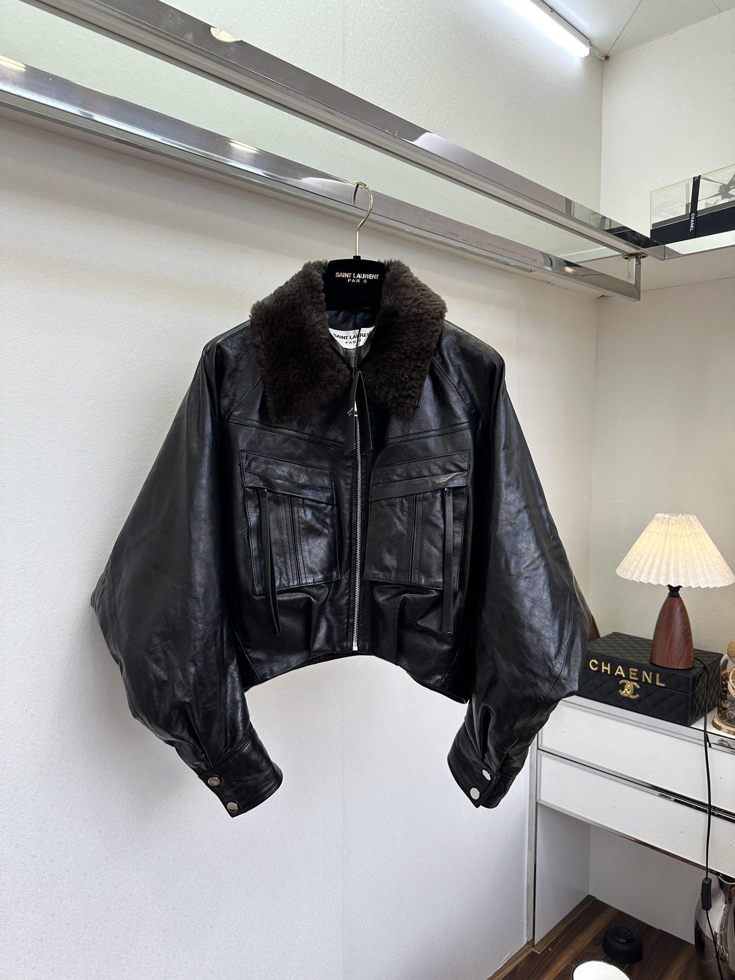NO:689551,25 F The tough goods are coming. Imported Italian sheepskin is filled with 90% goose down. The fur collar is made of imported Lagon fur ●SIZE s m l●, Saint Laurent-clothing, saint laurent, sheepskin,1986090925 F 狠货来袭 进口的意大利绵羊皮 内里填充90鹅绒 ,毛领更是豪横的采用了进口拉贡皮毛一体 ●SIZE s m l●,圣罗兰-服装,saint laurent,sheepskin,,Women's clothing