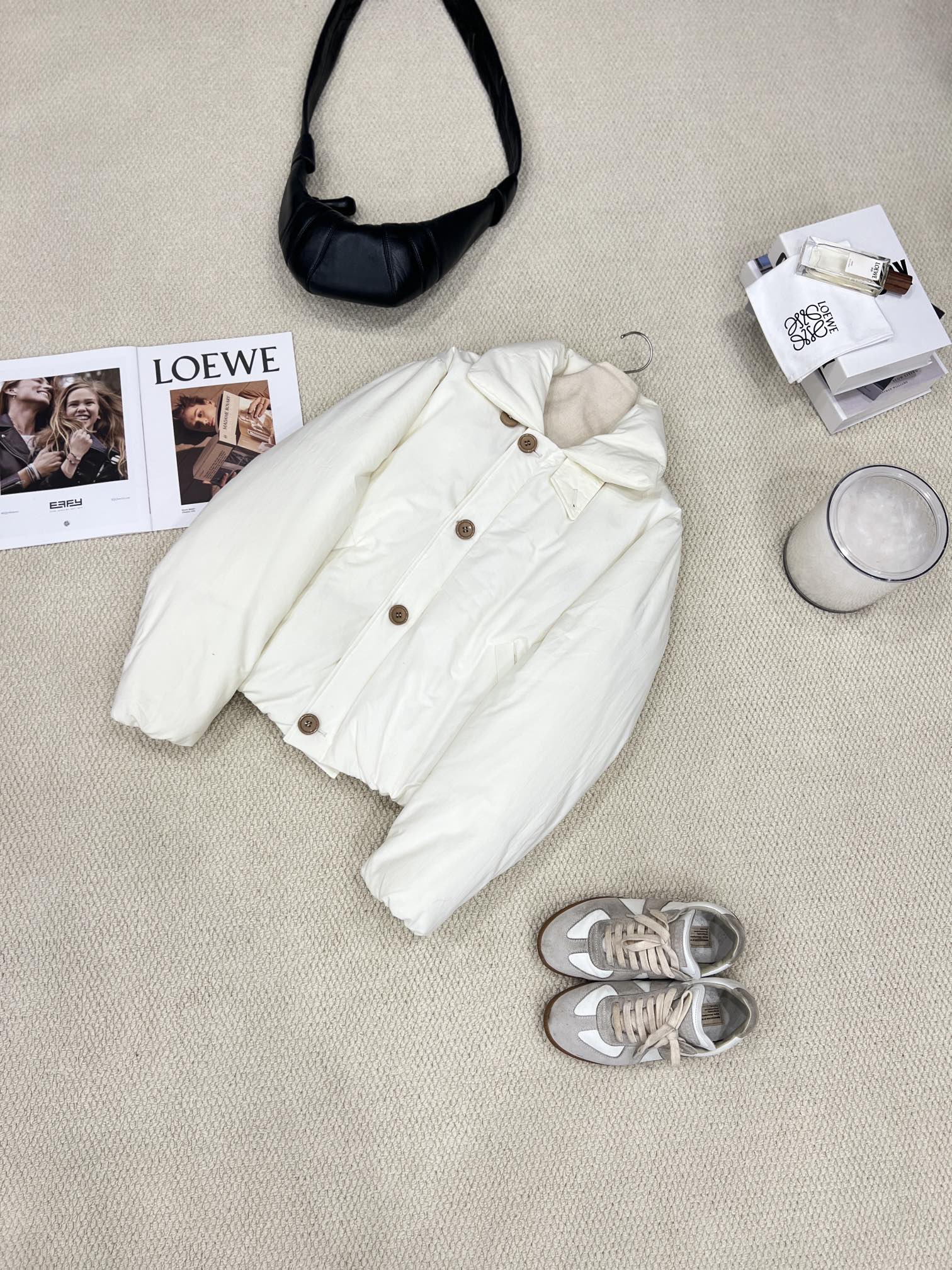 NO:637085,The new autumn and winter goose down jackets have new [cream white] details. You are invited to appreciate the details. It is made of pure cotton fabric, which feels soft, delicate and comfortable. It is filled with enough white goose down, which is light and does not weigh down the body but also keeps warm. The short large lapel design adds a sense of style and can also modify the face. Button tabs are added on the side. When buttoned, you will find a small stand-up collar that is quite wind-resistant. The placket is a combination of smooth zippers and buttons of the same color. You can create different styles with jeans, casual pants or skirts every day.  Casual and stylish, it’s OK for going out or on a date!, women’s clothing, skirts, jeans, alexander wang19860909秋冬新款鹅绒服上新【奶油白】细节邀您鉴赏 选用纯棉面料,手感柔软细腻舒适,填充足量的白鹅绒,轻盈不压身还保暖 短款大翻领设计,增加造型感,还能修饰脸型侧边添加了扣袢 扣上就是相当抗风的小立领门襟是顺滑拉链加上同色系扣子的搭配,日常搭配牛仔裤、休闲裤或者半身裙都能玩出不同风格 随性又有型,出街or约会都OK!,女装,skirts,jeans,alexander wang,Women's clothing