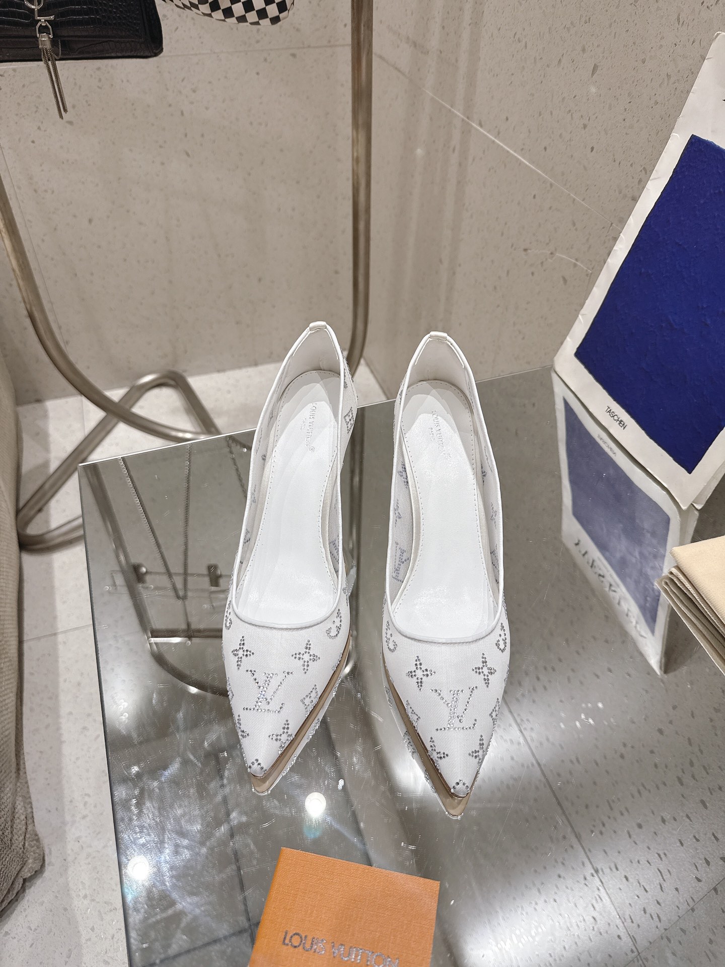 NO:578361,◣LV Mesh Drill Shoes◢ Loui&Vuitto's new top version. This Gala high-heeled shoe has a mesh body embroidered with bright rhinestone Monogram patterns, making it an elegant choice for night outings. The smooth lines of the upper complement the slender high heels. The delicate leather outsole is decorated with metal LV letters. The upper is mesh and rhinestones. Inner: Sheepskin lining + sheepskin outsole Italian leather outsole  Heel height: 8.5 Shoe size: 35-41 (40.41 custom-made, non-returnable), high-heeled shoes, louis vuitton, louis vuitton, high heels, sheepskin, Leather soles19860909◣LV网纱钻单鞋◢ Loui&Vuitto新款 顶级版本 本款 Gala 高跟鞋为网格鞋身刺绣璀璨莱茵石 Monogram 图案,成就适宜夜间出行的雅致之选.鞋面流畅线条与纤细高跟相得益彰.细腻皮革外底装点金属 LV 字母装饰. 鞋面网纱烫钻 内里: 羊皮内里+垫脚羊皮 大底意大利真皮大底 跟高: 8.5 鞋码: 35-41（ 40.41定做不退换）,高跟鞋单鞋,louis vuitton,louis vuitton,high heels,sheepskin,Leather soles,Women's Shoes