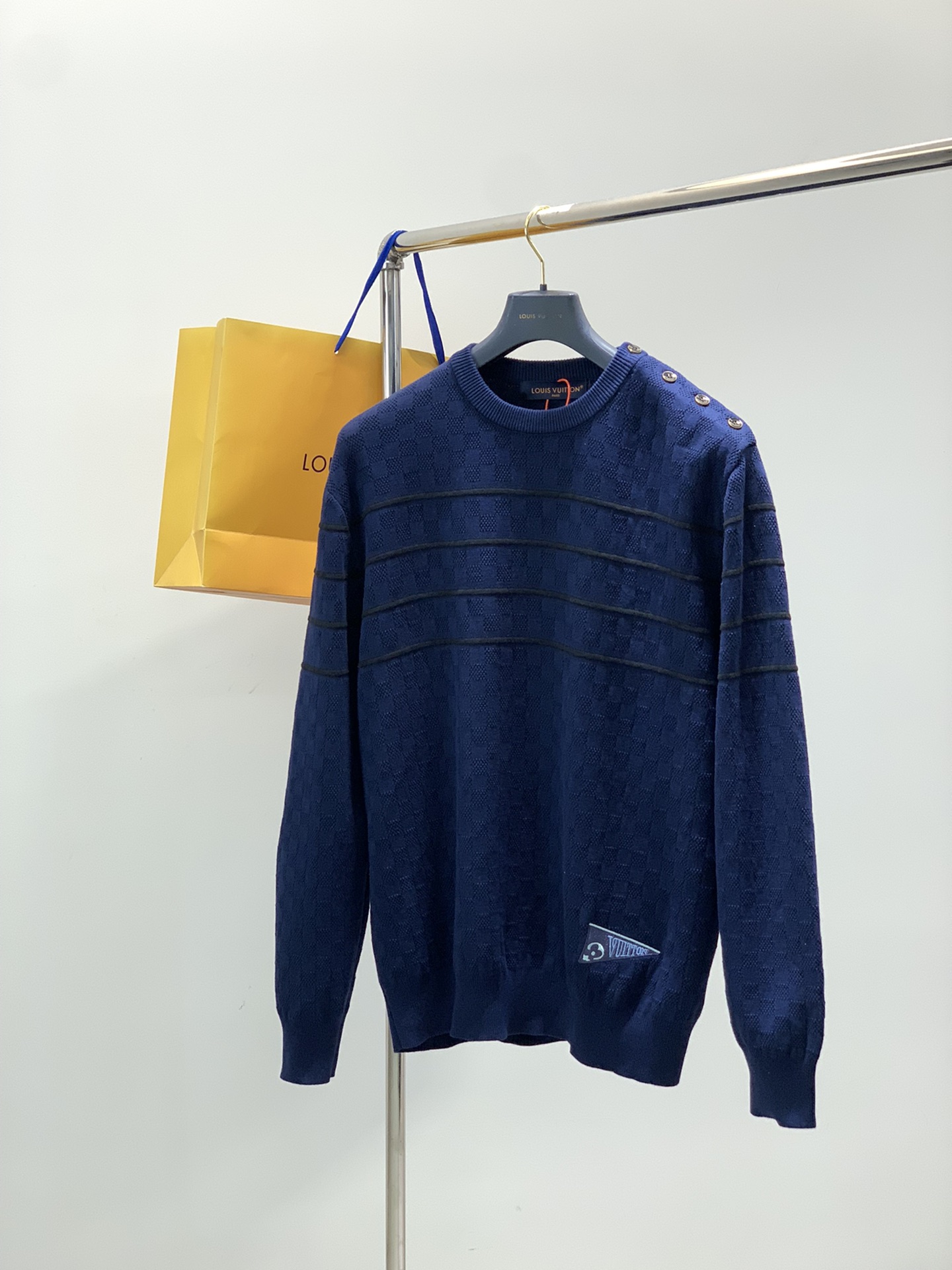 NO:703319,, LouisVuitton Louis Vuitton, the latest autumn and winter style, available at counters simultaneously, original order, fashionable and casual round neck long-sleeved knitted sweater, the upper body is very unique!  Eye-catching and bright, imported original fabrics, top embroidery craftsmanship letter pattern decoration Logo, simple yet fashionable, classic atmosphere, comfortable and breathable, handsome and stylish upper body, size S-XL,, louis vuitton, louis vuitton, sweaters,19860909,LouisVuitton 路易威登,秋冬最新款,专柜同步有售,原单狠货,时尚休闲圆领长袖针织毛衣,上身很有特点！吸睛而有亮点,进口原版面料,顶级刺绣工艺字母图案装饰Logo,简单而不失时尚,经典大气,舒适透气,上身帅气有型,码数S-XL,,louis vuitton,louis vuitton,sweaters,,Men's clothing