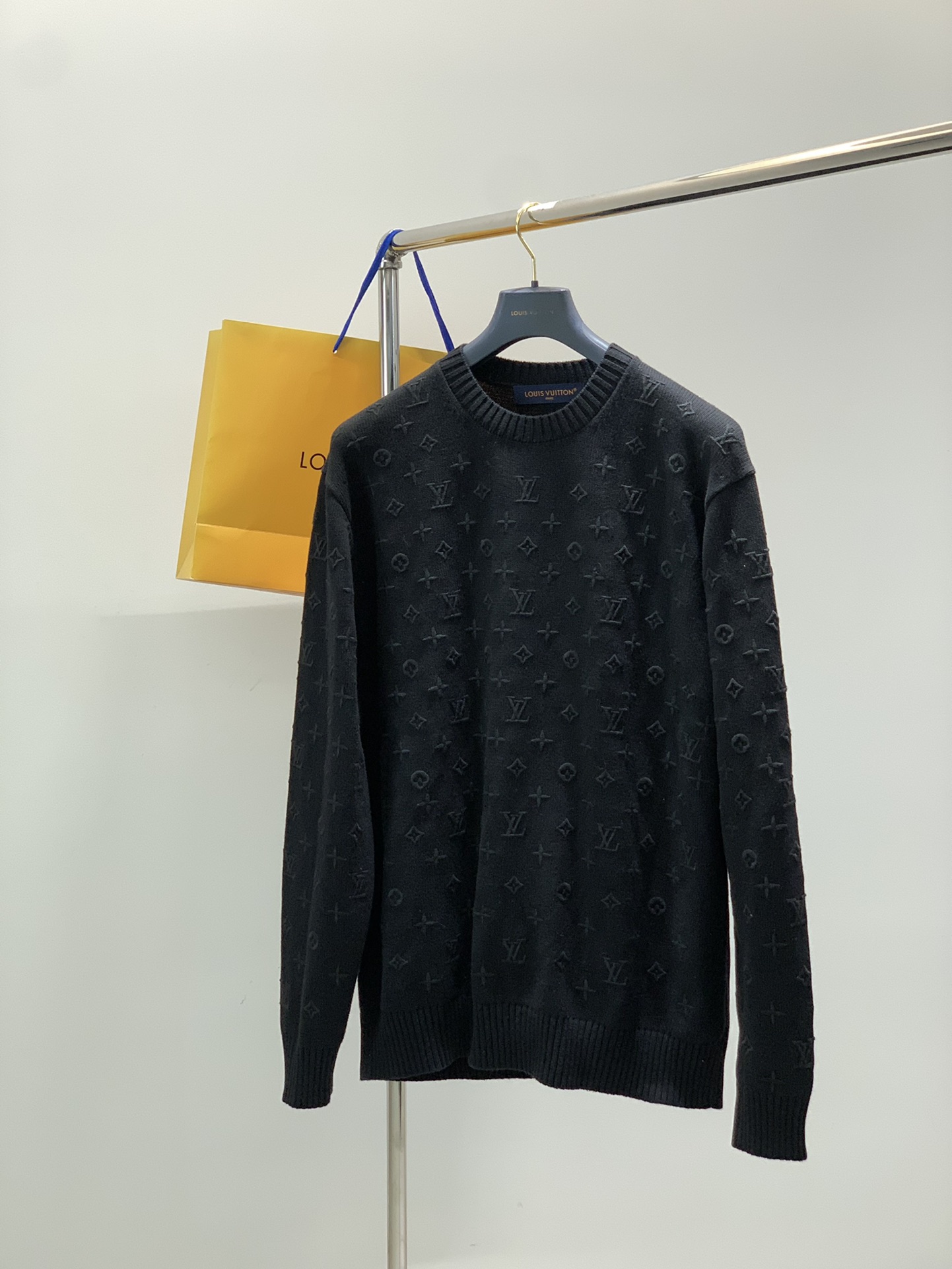 NO:597571,, LouisVuitton Louis Vuitton, the latest model for autumn and winter 2025, available at counters at the same time, original order, fashionable and casual round neck long-sleeved knitted sweater, the upper body is very unique!  Eye-catching and bright, imported original fabrics, top knitting craftsmanship letter pattern decoration logo, simple yet fashionable, classic atmosphere, comfortable and breathable, handsome and stylish upper body, 2 colors recommended, size S-XL,, louis vuitton, louis vuitton, sweaters, alexander wang19860909,LouisVuitton 路易威登,2025秋冬最新款,专柜同步有售,原单狠货,时尚休闲圆领长袖针织毛衣,上身很有特点！吸睛而有亮点,进口原版面料,顶级针织工艺字母图案装饰Logo,简单而不失时尚,经典大气,舒适透气,上身帅气有型,2色推荐,码数S-XL,,louis vuitton,louis vuitton,sweaters,alexander wang,Men's clothing