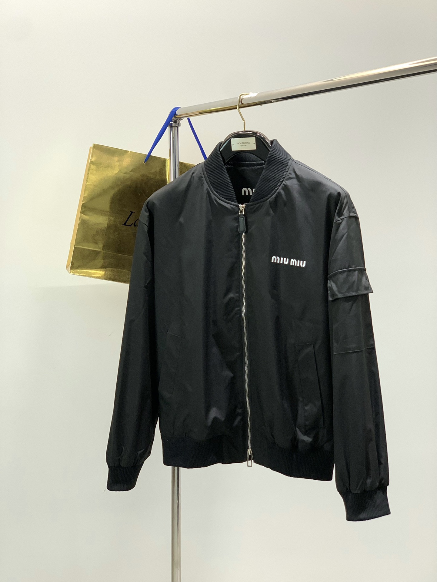 NO:622124,, miu miu's latest autumn products, available at counters simultaneously, original goods, fashionable casual jackets, imported original fabrics, upper body comfortable and breathable, top-notch printing technology letter pattern decoration logo, original hardware accessories decoration, extremely high grade, comfortable and versatile, handsome upper body, 2 colors recommended, size M-2XL,, miumiu, jackets & coats, jackets & coats, alexander wang19860909,miu miu 秋季最新品,专柜同步有售,原单狠货,时尚休闲夹克外套,进口原版面料,上身舒适透气,顶级印花工艺字母图案装饰logo,原版五金辅料装饰,档次极高,舒适百搭,上身帅气十足,2色推荐,码数M-2XL,,miumiu,jackets & coats,jackets & coats,alexander wang,Men's clothing