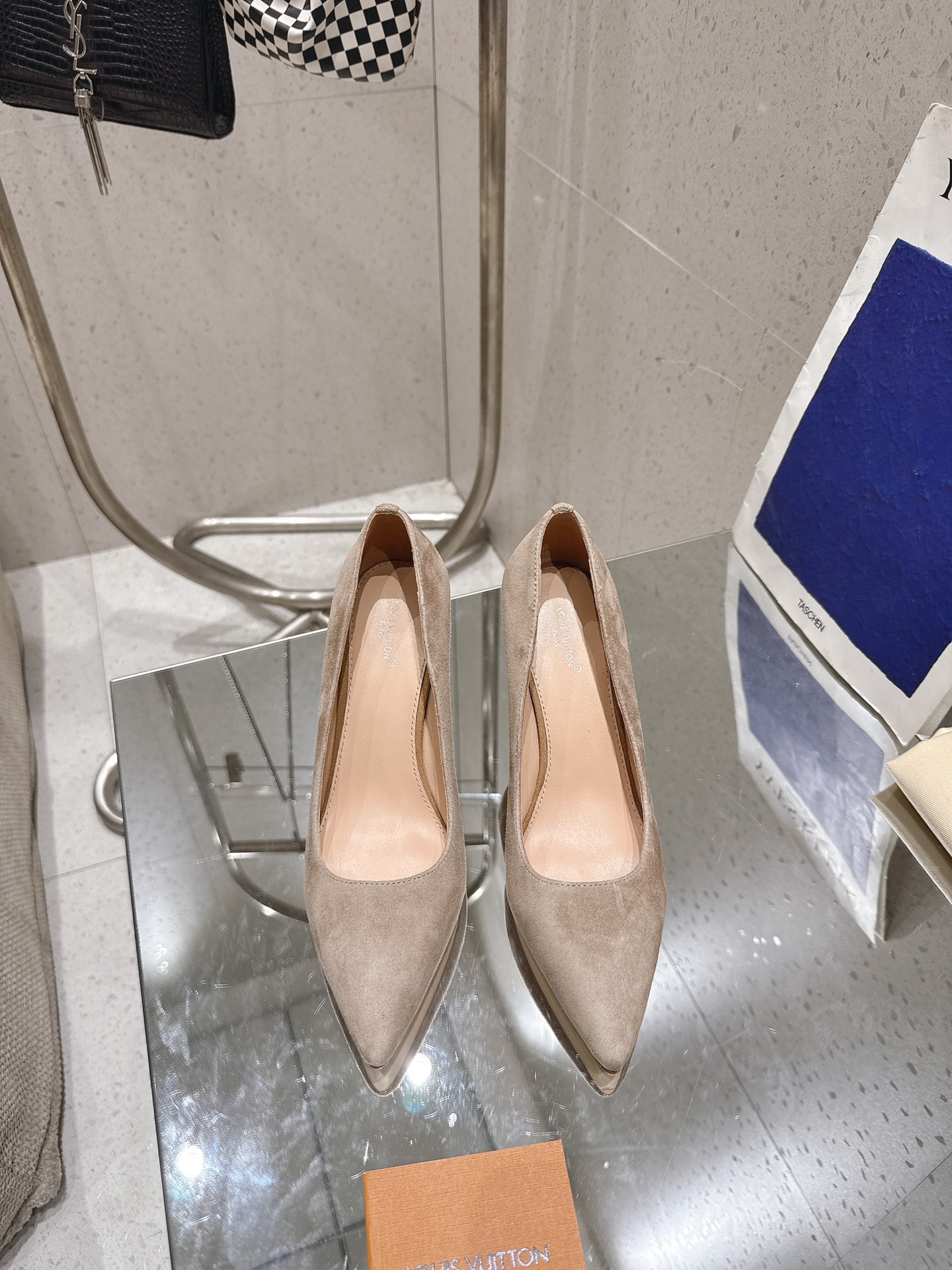 NO:578395,◣LV Gala shoes◢ Loui&Vuitto 2056 early spring new model, top version. This Gala high-heeled shoes are made of patent/deerskin suede cow leather, which highlights the feminine style with delicate luster. The pointed toe design and low-cut cut create the iconic upper, and the slender high heels add gentle charm. Metallic LV letters are implicitly marked on the leather outsole. Upper patent leather/sheep leather. Lining: sheepskin lining + padding sheepskin.  Outsole Italian genuine leather outsole Heel height: 8.5cm Shoe size: 35-41 (40.41 custom-made and non-returnable), high-heeled shoes, louis vuitton, louis vuitton, high heels, cowhide, sheepskin, sheep, Leather soles19860909◣LV Gala单鞋◢ Loui&Vuitto2056早春新款 顶级版本 本款 Gala 高跟鞋选用漆面/鹿皮绒牛皮革,以细腻亮泽烘托柔美风姿.尖头设计与低帮剪裁塑造标志性鞋面,纤细高跟再添温婉韵致.金属 LV 字母含蓄标注皮革外底 鞋面漆皮/羊猄皮 内里: 羊皮内里+垫脚羊皮 大底意大利真皮大底 跟高: 8.5cm 鞋码: 35-41（ 40.41定做不退换）,高跟鞋单鞋,louis vuitton,louis vuitton,high heels,cowhide,sheepskin,sheep,Leather soles,Women's Shoes
