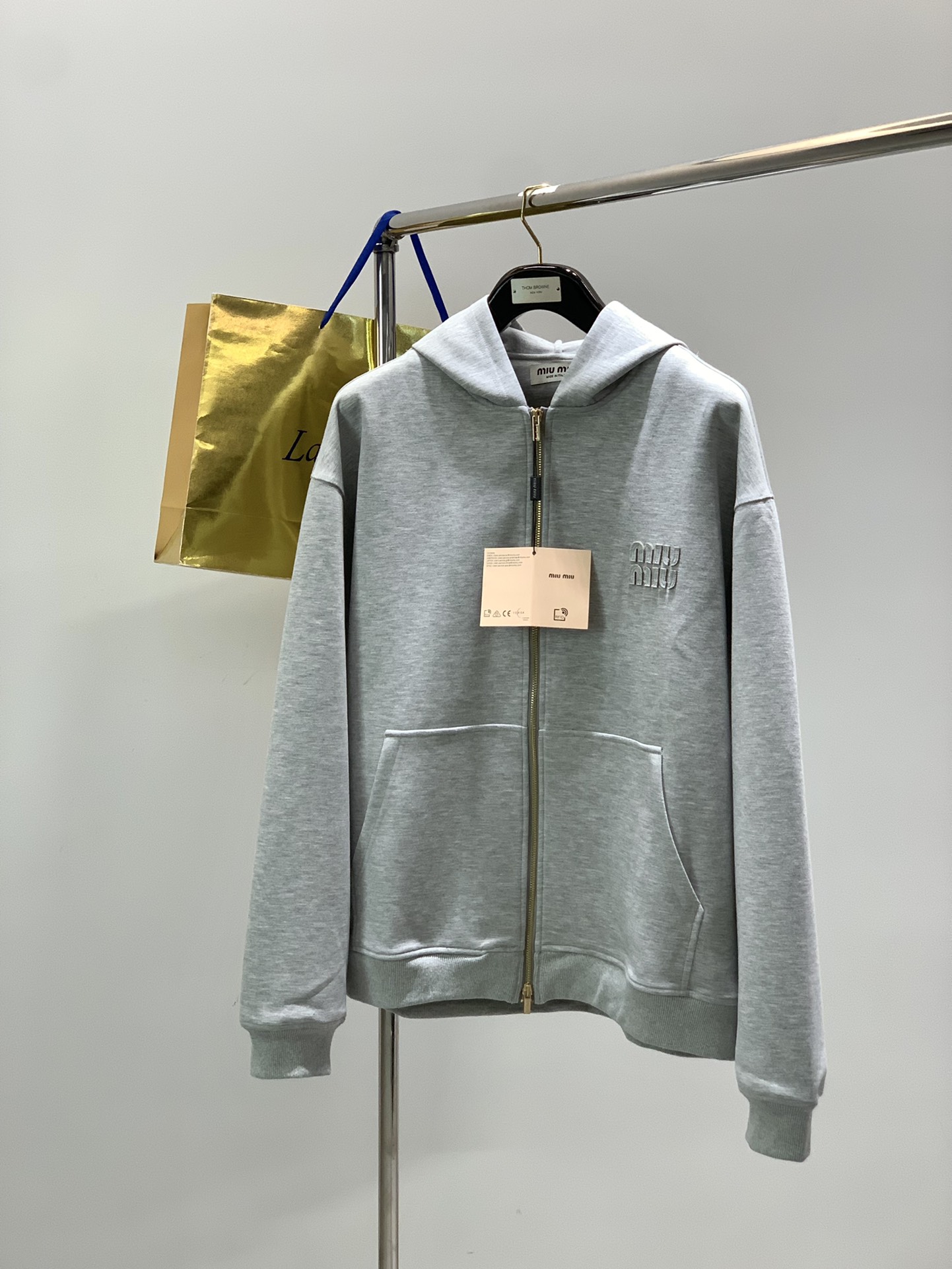 NO:703316,, miu miu's latest autumn and winter products, available at counters simultaneously, original goods, fashionable and casual hooded jacket, imported original fabrics, upper body is comfortable and breathable, top-notch embroidery technology letter pattern decorative logo, original hardware accessories decoration, extremely high grade, comfortable and versatile, handsome upper body, size XS-L size clothing length/CM bust/CM shoulder width/CM XS7011960 S7112361 M  7212762 L 7413163,,miumiu,jackets & coats,hats,19860909,miu miu 秋冬最新品,专柜同步有售,原单狠货,时尚休闲连帽外套,进口原版面料,上身舒适透气,顶级刺绣工艺字母图案装饰logo,原版五金辅料装饰,档次极高,舒适百搭,上身帅气十足,码数XS-L 尺码衣长/CM胸围/CM肩宽/CM XS7011960 S7112361 M 7212762 L 7413163,,miumiu,jackets & coats,hats,,Men's clothing