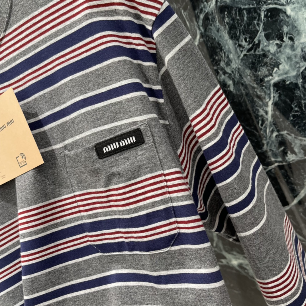 Miu 25秋冬新款 复古撞色条纹长袖T恤 秋冬穿着既有温度又不失轻盈。oversize版型是造型的点睛