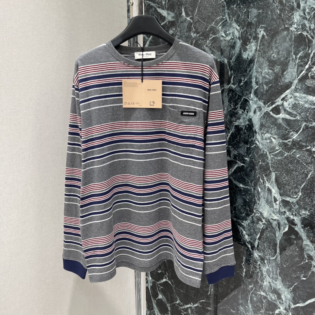 Miu 25秋冬新款 复古撞色条纹长袖T恤 秋冬穿着既有温度又不失轻盈。oversize版型是造型的点睛