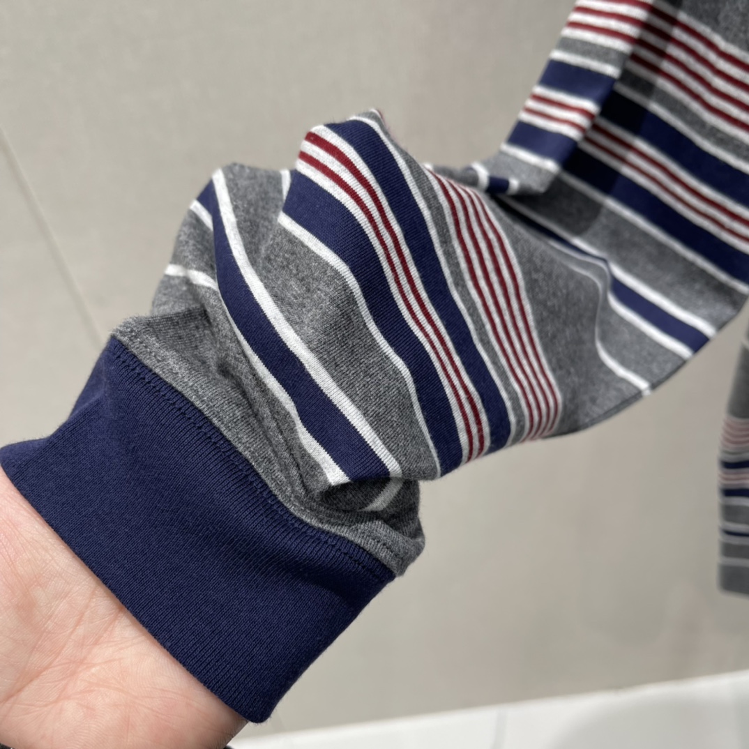 Miu 25秋冬新款 复古撞色条纹长袖T恤 秋冬穿着既有温度又不失轻盈。oversize版型是造型的点睛