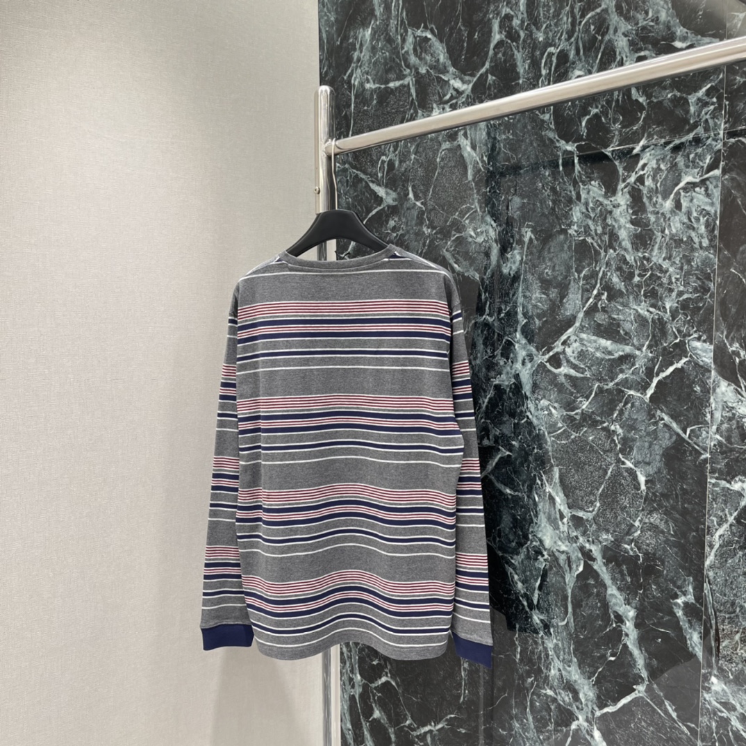 Miu 25秋冬新款 复古撞色条纹长袖T恤 秋冬穿着既有温度又不失轻盈。oversize版型是造型的点睛