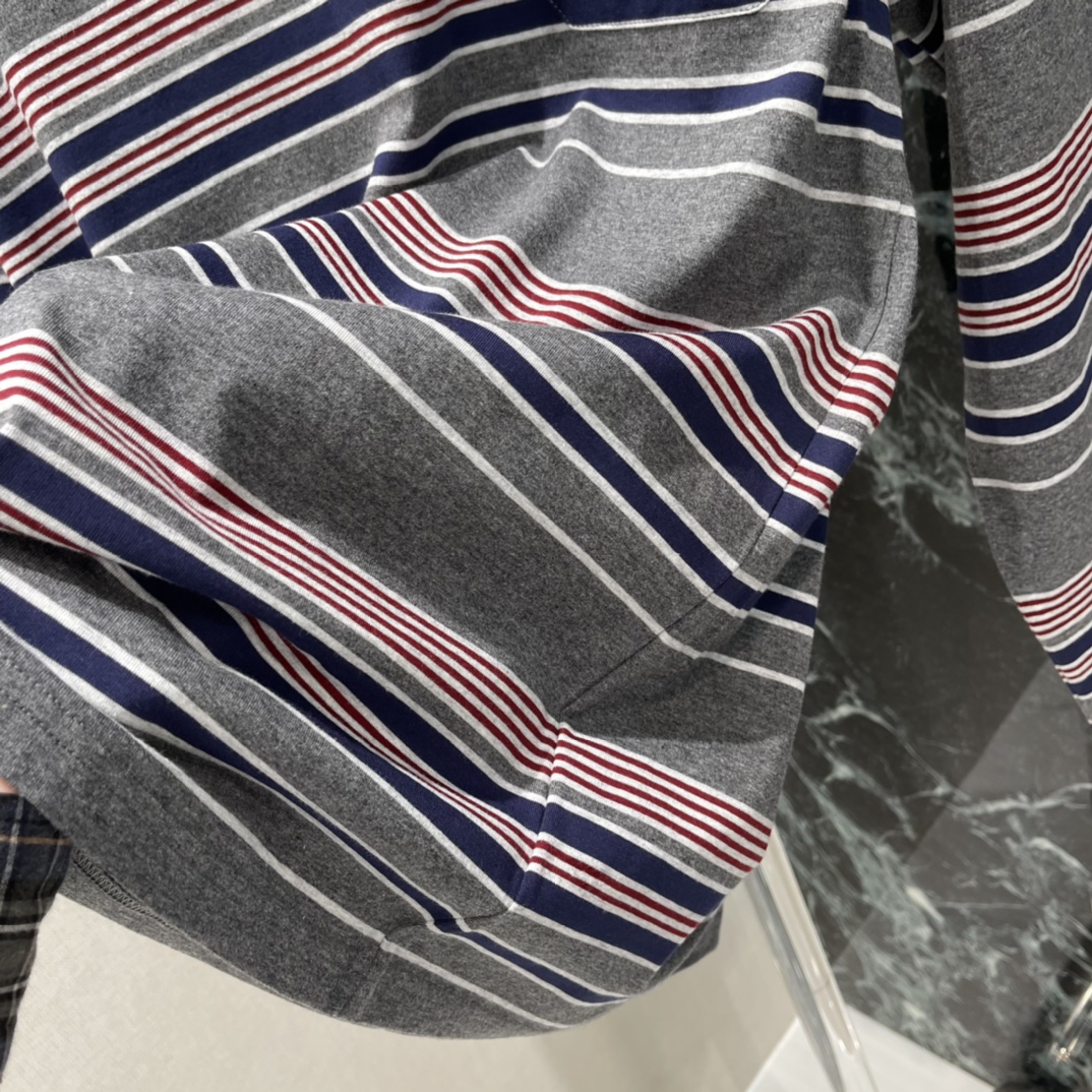 Miu 25秋冬新款 复古撞色条纹长袖T恤 秋冬穿着既有温度又不失轻盈。oversize版型是造型的点睛