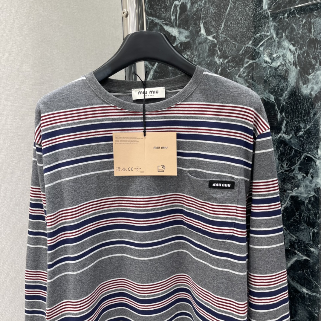 Miu 25秋冬新款 复古撞色条纹长袖T恤 秋冬穿着既有温度又不失轻盈。oversize版型是造型的点睛