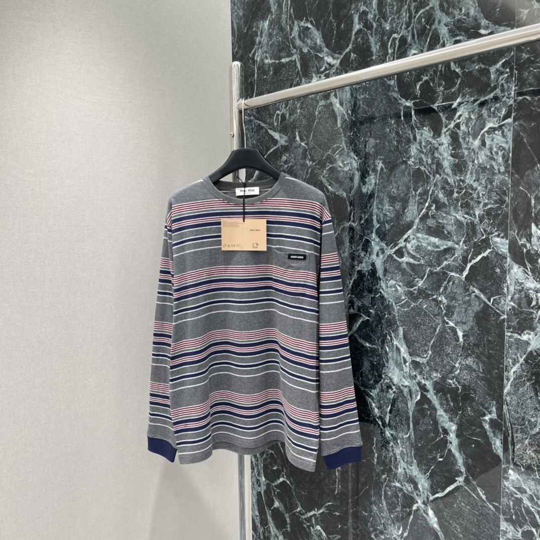 Miu 25秋冬新款 复古撞色条纹长袖T恤 秋冬穿着既有温度又不失轻盈。oversize版型是造型的点睛