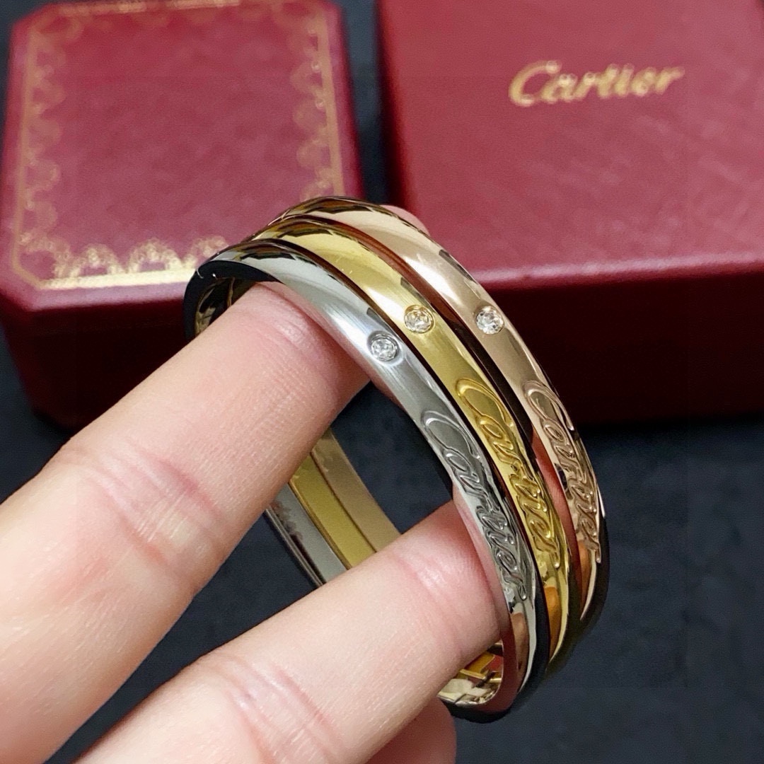 NO:583450,Cartier's official website recently released a popular bracelet set with a single diamond, engraved with signature letters, imported Seiko, color-preserving, 18k high-end customization and top-notch craftsmanship. The counter's logo is clearly engraved, and there are no blind spots in 360 degrees!  The new narrow version design is more refined ~ For such a beautiful thing, you must have super white, high-quality jewelry, cartier, cartier, bracelet19860909Cartier 卡地亚官网最新发布 火爆镶单钻雕刻签名字母手镯进口精工保色18k高端定制顶级工艺 专柜logo刻字清晰 360度无死角！全新的窄版设计 更显精致～如此美物 你必须拥有超级显白,饰品精品,cartier,cartier,bracelet,Jewelry