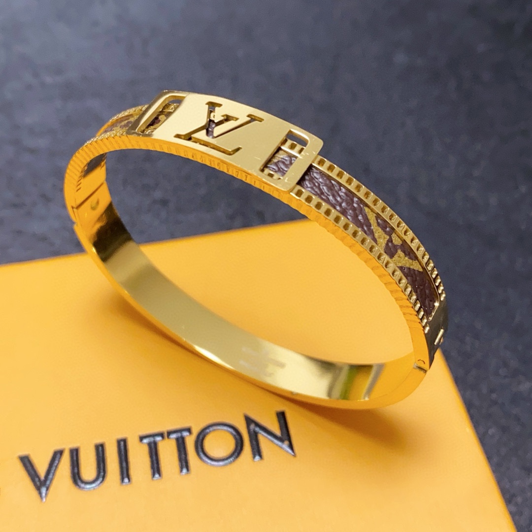 NO:583453,New product, original item, LV unisex style bracelet Louis Vuitton, Louis Vuitton, same counter material, popular model shipped, unique design, retro and avant-garde. 14K Seiko color-protected version of the bracelet has been loved by MM since its launch. Every color has its own unique brilliance!  The effect is very nice!  The tiniest one!  It is more durable than ordinary models and shows a fairer complexion, fine jewelry, louis vuitton, louis vuitton, louis vuitton, bracelet19860909新品 原单货 LV中性款手镯Louis Vuitton 路易威登 专柜一致材质 火爆款出货 设计独特 复古前卫.手镯14K精工保色版 从上市以来一直深受MM喜爱每一种颜色都有它独一无二的光彩！上手效果非常好看！最细小的一款！比普通款更耐看显肤色白皙,饰品精品,louis vuitton,louis vuitton,louis vuitton,bracelet,Jewelry