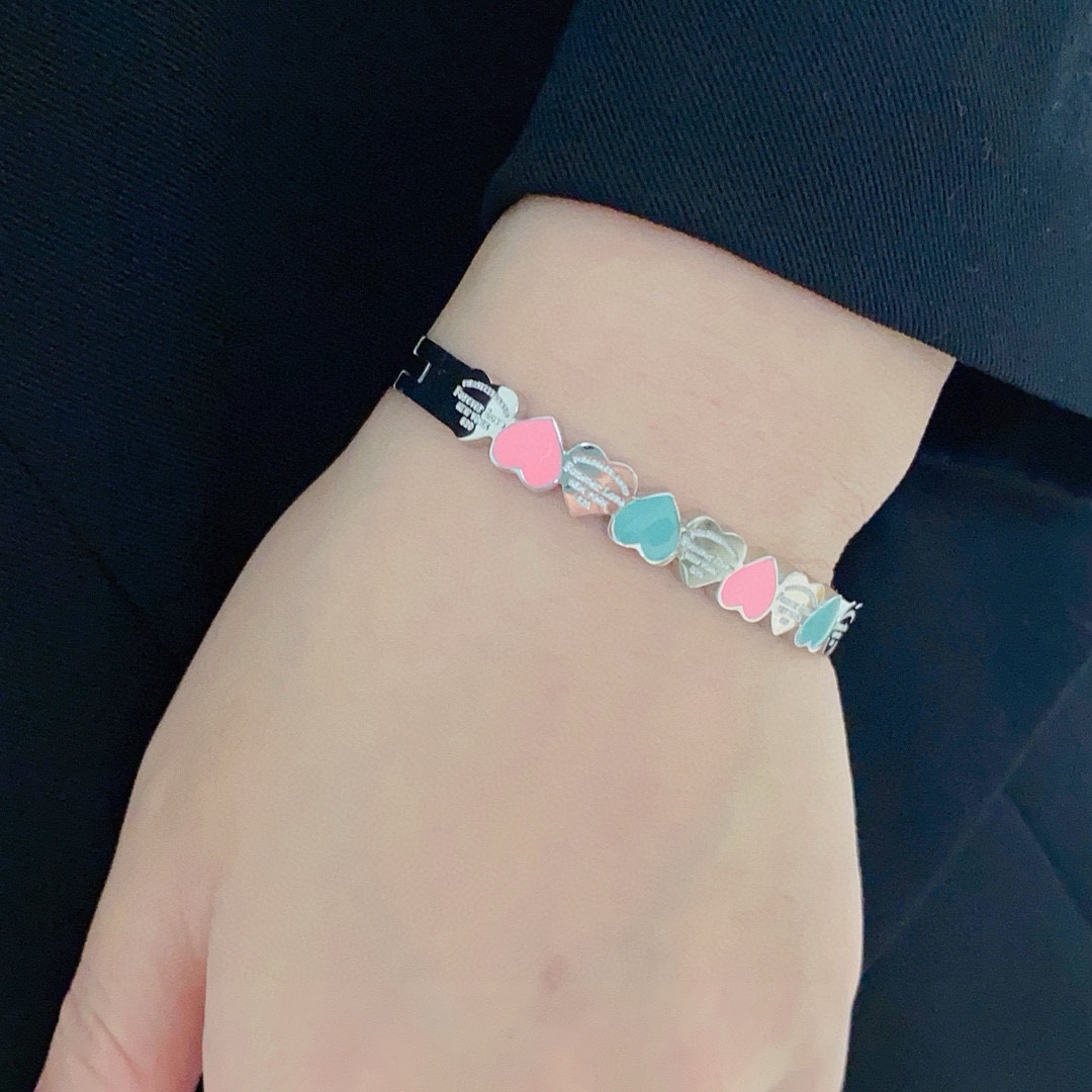 NO:575754,New product TIFFANY&CO. Diamond-encrusted love bracelet with the same style as many celebrities and internet celebrities. Original item. Unisex style high version bracelet counter with the same material. Hot model shipped. Unique design. Retro and avant-garde. The bracelet 14K Seiko color-protected version has been loved by MM since its launch. Each color has its own unique brilliance!  The effect is very nice!  The tiniest one!  More durable than ordinary models, showing fair skin tone, fine jewelry, tiffany, bracelet19860909新品 蒂芙尼TIFFANY&CO.镶钻爱心手镯超多明星网红同款.原单货 中性款高版本手镯专柜一致材质 火爆款出货 设计独特 复古前卫.手镯14K精工保色版 从上市以来一直深受MM喜爱每一种颜色都有它独一无二的光彩！上手效果非常好看！最细小的一款！比普通款更耐看显肤色白皙,饰品精品,tiffany,bracelet,Jewelry