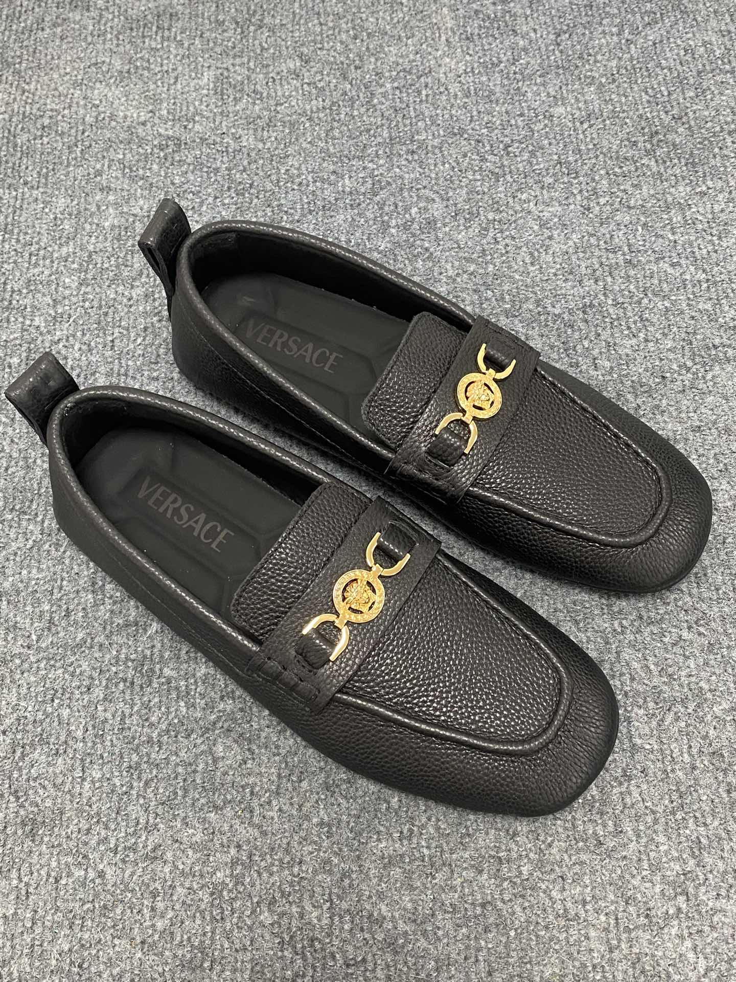 NO:588840,[VERSACE] Top code Size: 39-44 (customized at 38.45.46) VERSACE/Versace LA GRECA buckle hardware accessories loafers. Official website latest imported original cowhide embossed fabric water-dyed calfskin lining. Original outsole purely handmade, details determine quality.,,versace,versace,loafers,cowhide19860909【 VERSACE】顶级码数Size:39-44(38.45.46定制） VERSACE/范思哲 LA GRECA扣饰五金配件乐福鞋 官网最新进口原版牛皮压花面料水染小牛皮内里.原版大底 纯手工制作,细节决定品质.,,versace,versace,loafers,cowhide,Men's shoes