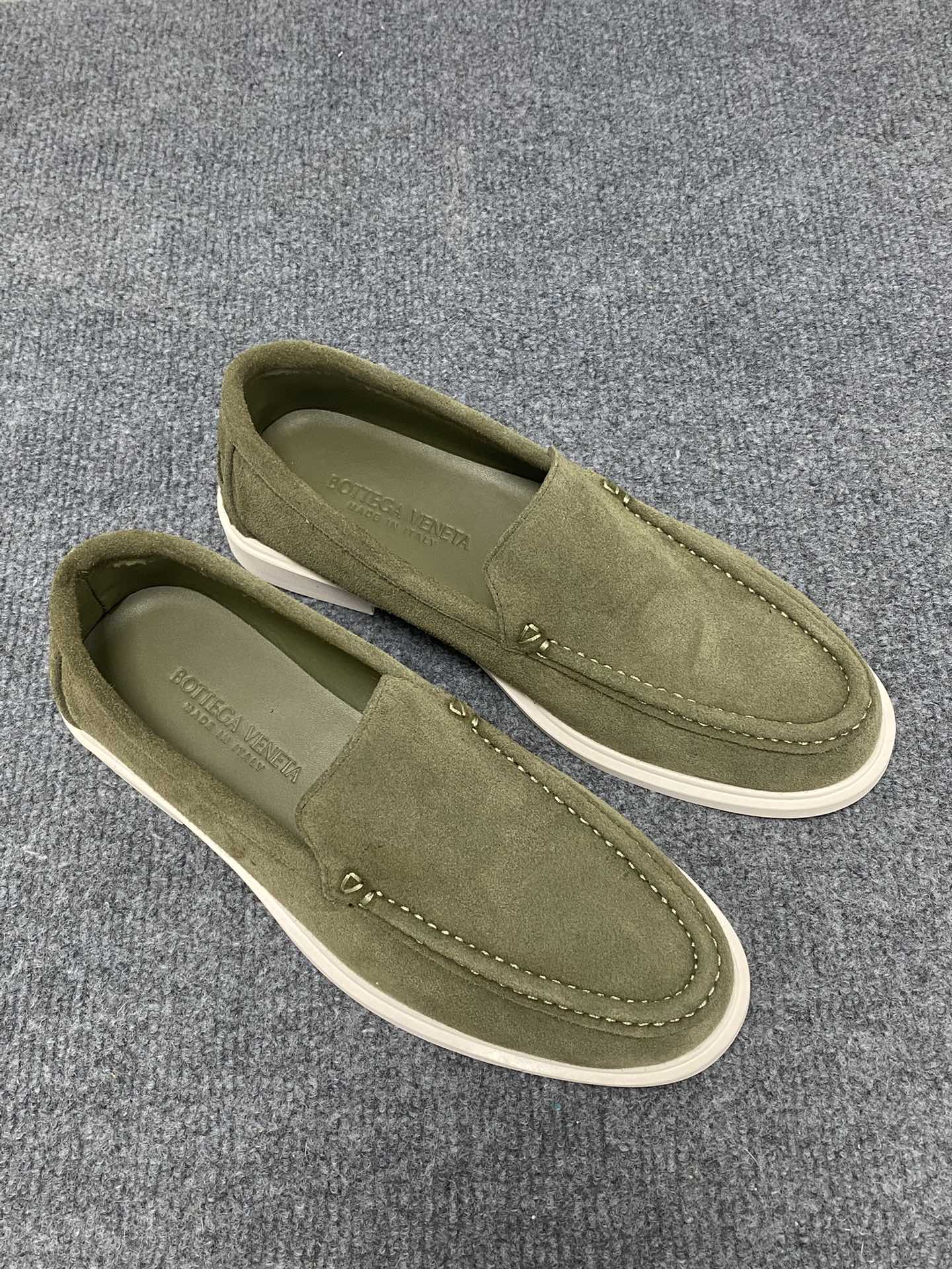 NO:588847,[BV] Top code Size: 39-44 (customized at 38.45.46) 2025ss versatile tassel buckle BV loafers one-leg lazy flat shoes The latest imported original cowhide embossed fabric water-dyed calfskin lining from the official website. The original outsole is purely handmade, details determine quality.,,bottega veneta,loafers,cowhide19860909【 BV】顶级码数Size:39-44(38.45.46定制） 2025ss百搭流苏扣BV乐福鞋一脚蹬懒人平底单鞋 官网最新进口原版牛皮压花面料水染小牛皮内里.原版大底 纯手工制作,细节决定品质.,,bottega veneta,loafers,cowhide,Men's shoes