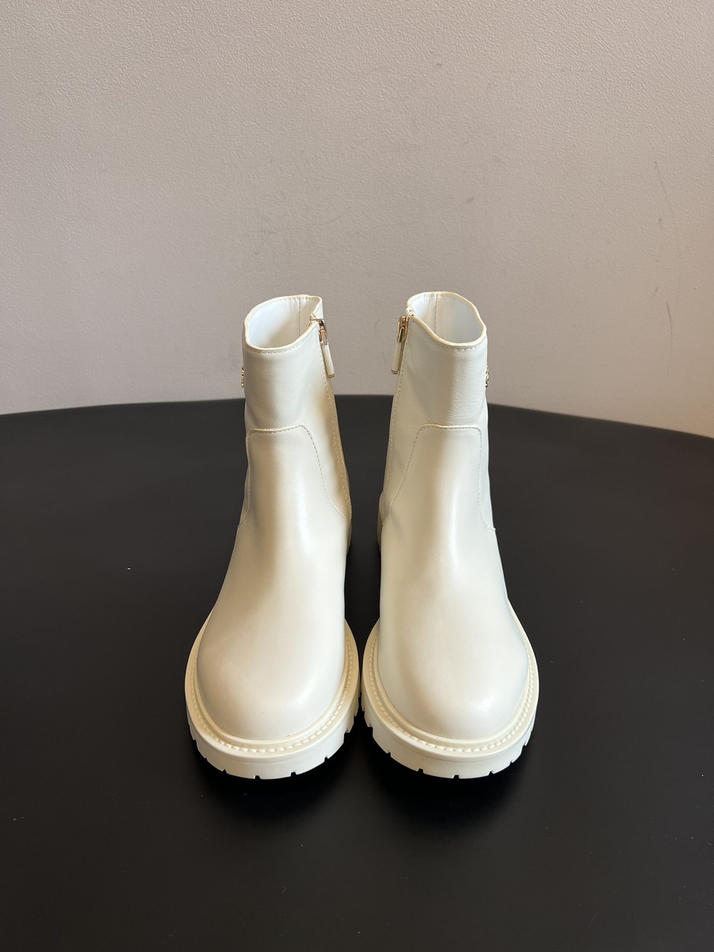 NO:593863,Dio* elegant and versatile short boots are made of high-quality leather material with fine texture and strong gloss, which not only ensures the quality of the shoes, but also has good durability. The short boot style has a neat and stiff shape, and the side zipper design is easy to put on and take off, while adding a sense of fashion.  The thick sole design not only has a certain heightening effect, but also provides good support for the feet. At the same time, the texture design of the sole increases the anti-slip properties. The workmanship is fine, the leather splicing and sewing are exquisite, and the details show the luxury and exquisiteness of the brand, ensuring the high quality of the shoes. Cowhide upper, cowhide lining, original molded outsole, increased by 4cm  size 35-41 (customized sizes 40-41 are not returnable), boots, dior, boots, cowhide19860909Dio* 优雅气质百搭款短靴 采用优质皮革材质,质感细腻且光泽感强,既保证了鞋子的质感,又具备良好的耐用.短靴款式,靴型利落挺括,侧边拉链设计方便穿脱,同时增添了时尚感. 采用厚底设计,不仅具有一定的增高效果,还能为脚部提供良好的支撑,同时鞋底的纹路设计增加了防滑性.做工精细,皮革的拼接和缝制工艺精湛,细节处尽显品牌的奢华与精致,保证了鞋子的高品质. 鞋面牛皮 内里牛皮 大底原版开模大底 增高4cm size35-41码（40-41码定制不退换）,靴子,dior,boots,cowhide,Women's Shoes