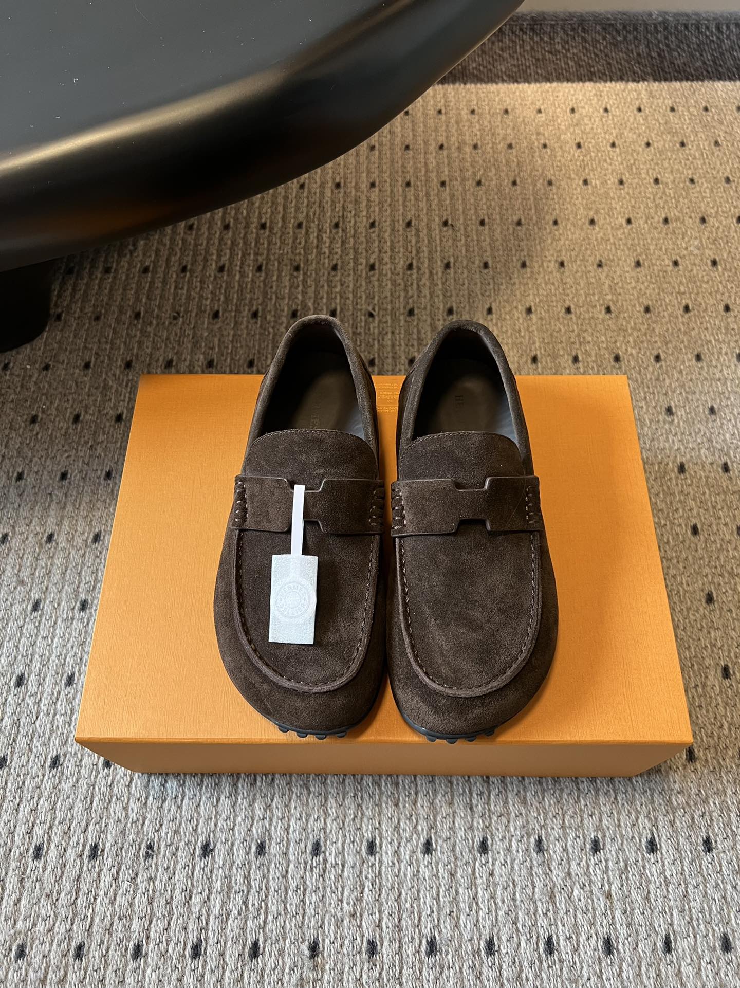 NO:593866,HERME*25ss autumn and winter retro suede loafers. The loafers are classic and versatile in design. The slip-on style is easy to put on and take off, suitable for various occasions. The brand logo shoes have the iconic design elements of Hermès, highlighting the brand identity.  It is made of suede material with fine texture and soft touch, which combines comfort and luxury. It provides a wealth of color options, including dark brown, black, off-white, light brown, etc., to meet different styles and matching needs. The workmanship is fine, the stitching is neat, and the details reflect the brand's exquisite craftsmanship, ensuring the quality and durability of the shoes. The upper is made of fetal cow velvet, and the lining is water-dyed sheepskin. The outsole is TPU outsole, which is increased by 3cm, and the size is women's size 35-40.  Men's size 40-45 (customized sizes 40 and 45 are non-returnable) Women's size Men's size 390, loafers, hermes, hermes, loafers, sheepskin, chamois leather19860909HERME*25ss 秋冬复古麂皮乐福鞋 乐福鞋款式,设计经典百搭,一脚蹬的样式方便穿脱,适合多种场合穿搭.品牌标识鞋款带有爱马仕标志性的设计元素,彰显品牌身份. 采用麂皮材质,质感细腻,触感柔软,兼具舒适与高级感.提供丰富的色彩选择,包括深棕、黑色、米白、浅棕等,满足不同风格和搭配需求.做工精细,缝线工整,细节处体现品牌的精湛工艺,保证了鞋子的品质和耐用性. 鞋面胎牛绒 内里水染羊皮 大底TPU大底 增高3cm size女码35-40码 男码40-45（40、45码定制不退换） 女码 男码390,乐福鞋,hermes,hermes,loafers,sheepskin,chamois leather,Women's Shoes