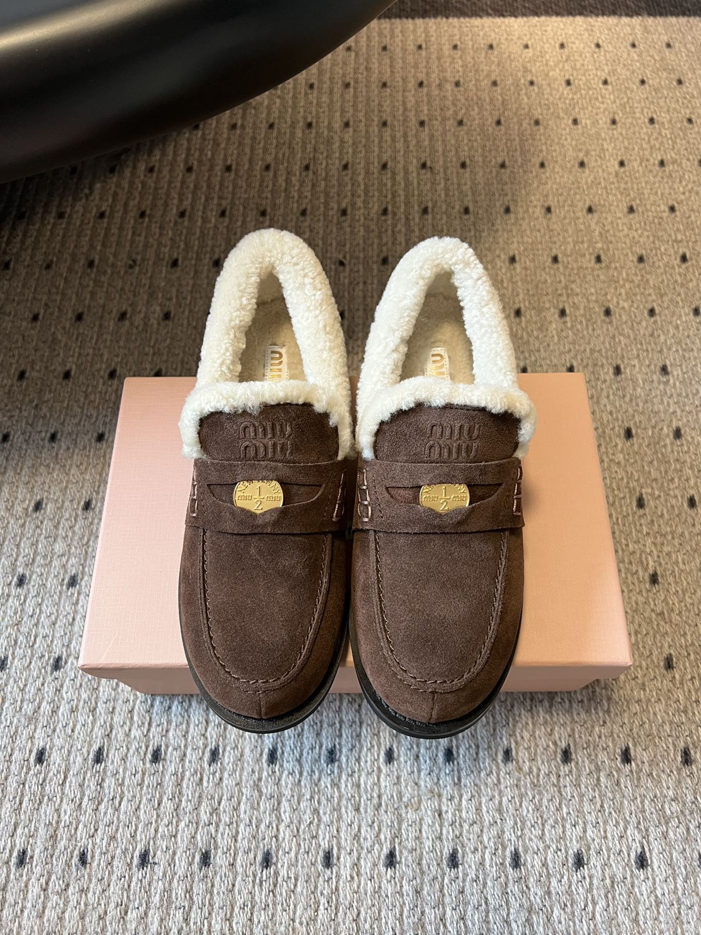NO:593583,MiuMi* 25ss autumn and winter velvet gold coin loafers. The metal brand logo buckle embellishes the upper, which enhances brand recognition and sophistication. It is suitable for matching with college-style pleated skirts and sweaters, and can also be combined with sweet and cool leather pants and short tops. It is suitable for a wide range of scenes, from daily outings to light social occasions.  The design of the plush collar can provide warmth and care for the feet in autumn and winter, and at the same time add a sense of layering to the outfit. The loafer style is easy to wear, the slip-on design is suitable for fast-paced daily travel, and the shoe shape is better tolerant to the foot shape. The upper is cowhide/open bead label, and the lining is wool. The original molded outsole is 2cm higher.  Size 35-40 (customized sizes 40 are non-refundable), loafers, fur shoes, miumiu, loafers, skirts, sweaters, cowhide19860909MiuMi* 25ss 秋冬款加绒金币乐福鞋 金属品牌标识扣点缀鞋面,提升了品牌辨识度与精致感.既适合搭配学院风的百褶裙、毛衣,也能与甜酷风的皮裤、短款上衣组合,适配场景广泛,从日常出街到轻社交场合都能驾驭. 毛绒领口的设计在秋冬季节能为脚部提供温暖呵护,同时增添了穿搭的层次感.乐福鞋的版型穿着方便,一脚蹬的设计适合快节奏的日常出行,且鞋型对脚型的包容性较好. 鞋面牛皮/开珠标 内里羊毛 大底原版开模大底 增高2cm Size35-40码（40码定制不退换）,乐福鞋毛毛鞋,miumiu,loafers,skirts,sweaters,cowhide,Women's Shoes