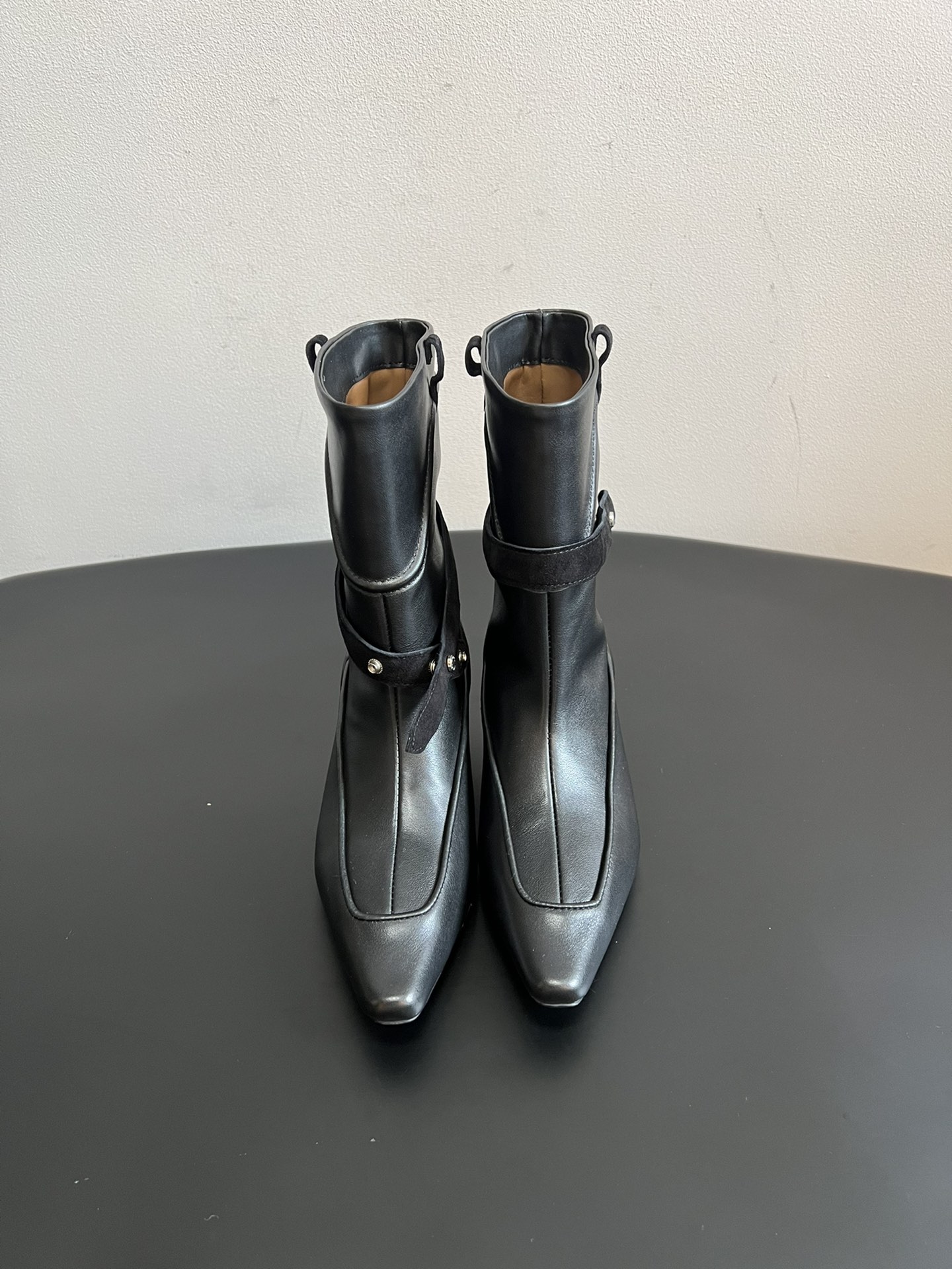 NO:577845,Orinous 25ss retro square-toe low-heeled short boots are designed with a square toe, retro yet fashionable, and paired with a thick heel, which not only ensures stability, but also adds a bit of smart temperament. It combines European and American style, retro style and niche design sense, and can be used to control a variety of styles. It is suitable for daily commuting or fashion outings.  There are genuine leather, suede and other materials to choose from, with a delicate texture. Some styles also use weaving technology to enhance the sense of design and luxury. The buckle design adds a cool style to the boots, and also plays a decorative and fixing role. Upper cowhide, inner cowhide, rubber outsole Increased by 2.5cm Size 35-41 (40-41 sizes are custom-made and cannot be returned), boots, boots, cowhide, chamois leather19860909Orinous 25ss 复古方头矮跟短靴 采用方头设计,复古又具时尚感,搭配粗跟,既保证了稳定性,又增添了几分干练气质.融合了欧美风、复古风与小众设计感,可驾驭多种穿搭风格,无论是日常通勤还是时尚出街都很合适. 有真皮和麂皮等材质选择,质感细腻.部分款式还采用编织工艺,提升了设计感与奢华感.带有搭扣设计,为靴子增添了酷炫的风格,同时也起到了装饰和固定的作用. 鞋面牛皮 内里牛里 大底橡胶大底 增高2.5cm Size35-41码（40-41码订做不退换）,靴子,boots,cowhide,chamois leather,Women's Shoes