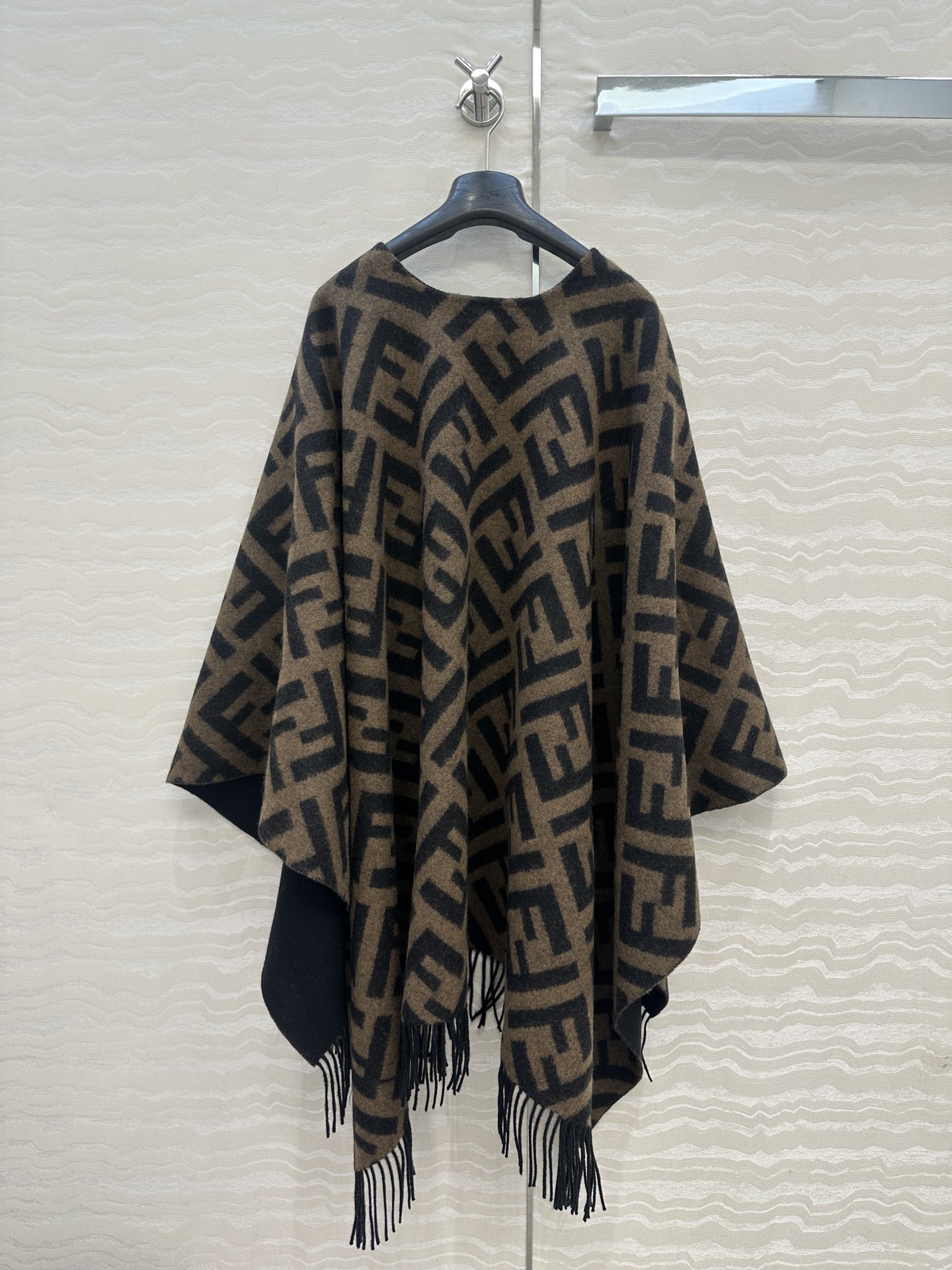 高端原单品质！❤️FF经典羊绒披肩大围巾斗篷。双面可穿老花双色经典设计！原版定制重磅克重山羊绒！纯手工滚