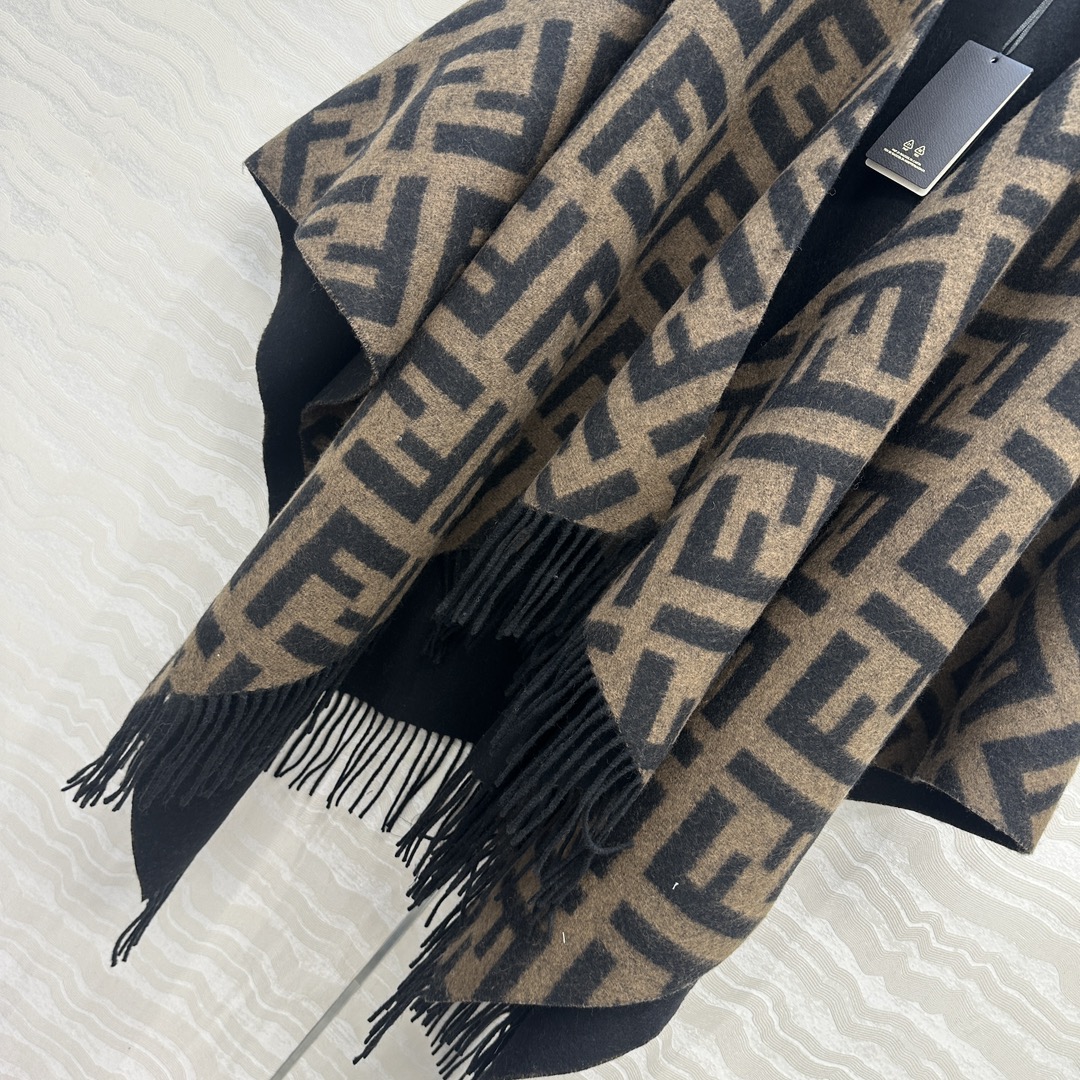 高端原单品质！❤️FF经典羊绒披肩大围巾斗篷。双面可穿老花双色经典设计！原版定制重磅克重山羊绒！纯手工滚