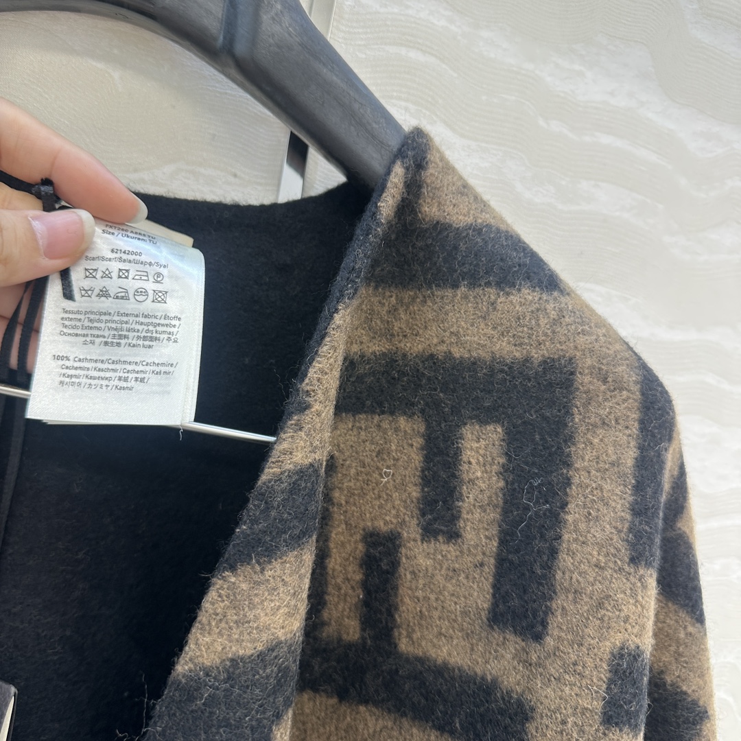 高端原单品质！❤️FF经典羊绒披肩大围巾斗篷。双面可穿老花双色经典设计！原版定制重磅克重山羊绒！纯手工滚