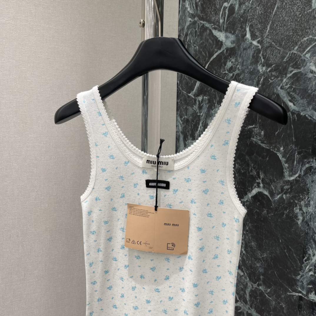 Miu 25秋冬新款 花边碎花无袖背心 蓝色小碎花图案，清新简约超适合夏天!圆领配蕾丝边，细节满分。正面