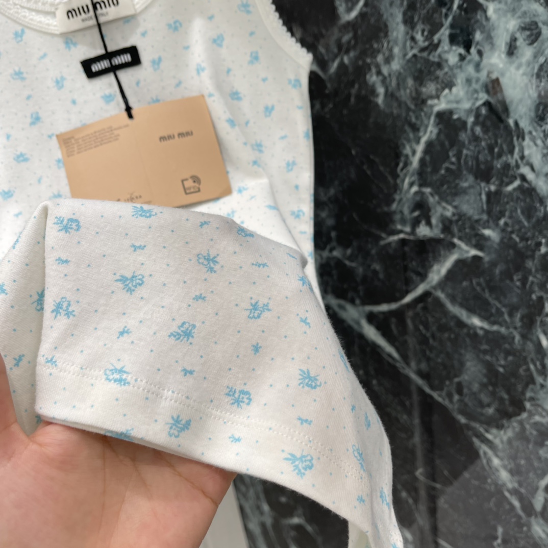 Miu 25秋冬新款 花边碎花无袖背心 蓝色小碎花图案，清新简约超适合夏天!圆领配蕾丝边，细节满分。正面