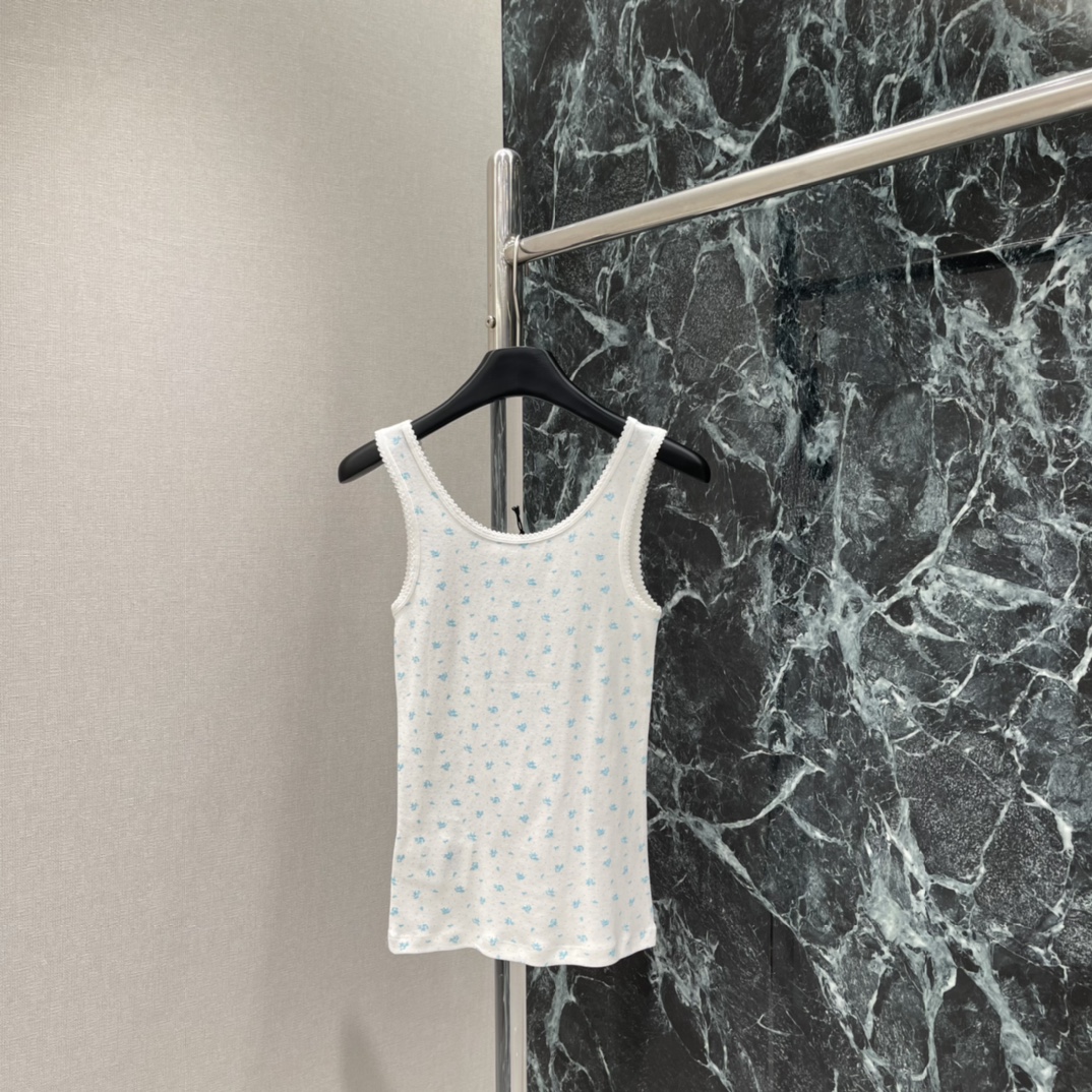Miu 25秋冬新款 花边碎花无袖背心 蓝色小碎花图案，清新简约超适合夏天!圆领配蕾丝边，细节满分。正面