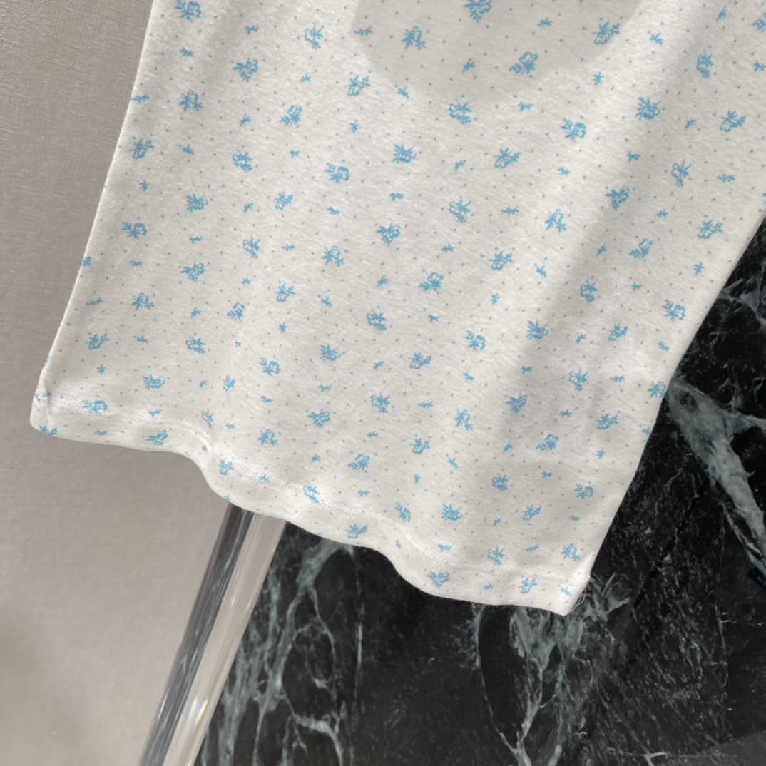 Miu 25秋冬新款 花边碎花无袖背心 蓝色小碎花图案，清新简约超适合夏天!圆领配蕾丝边，细节满分。正面