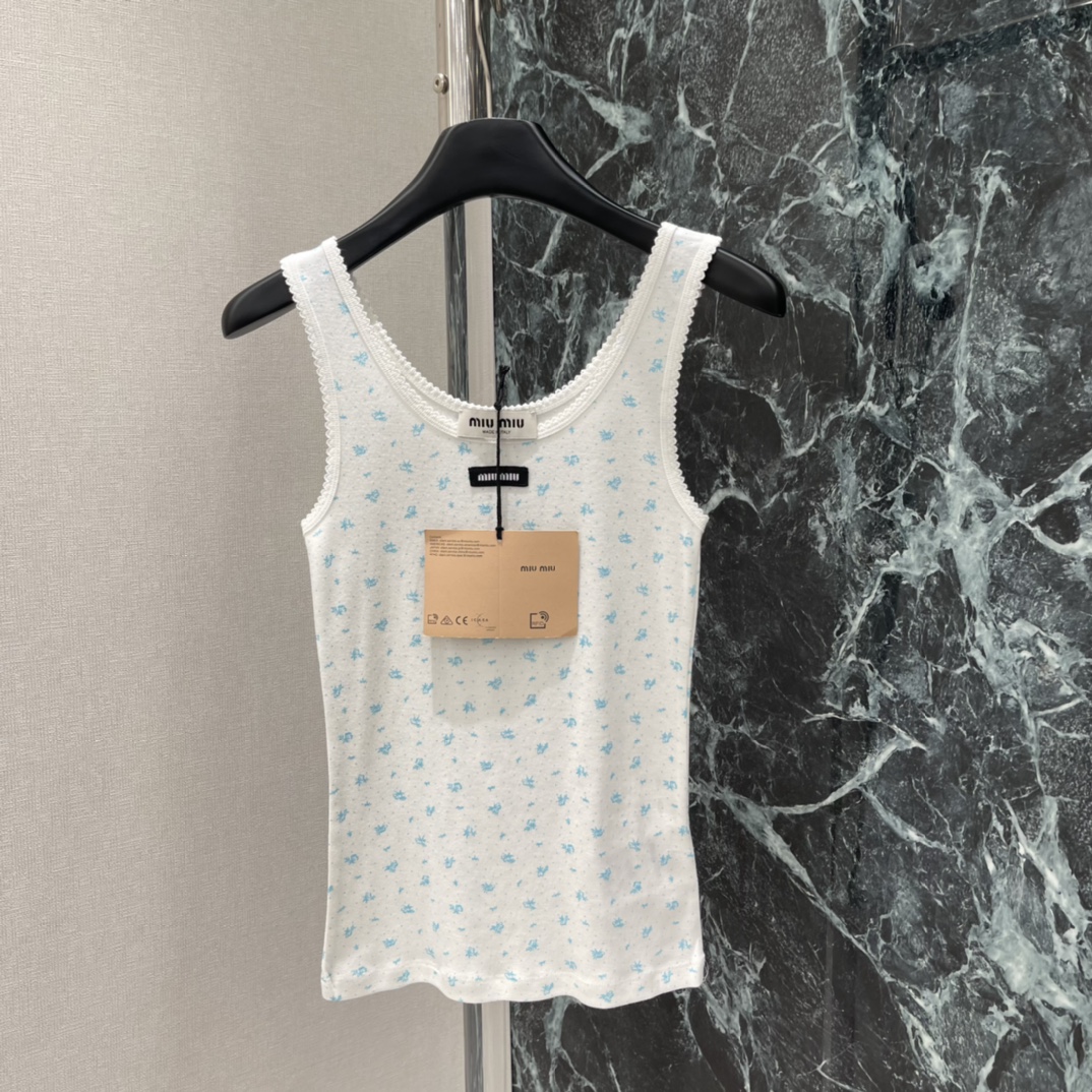 Miu 25秋冬新款 花边碎花无袖背心 蓝色小碎花图案，清新简约超适合夏天!圆领配蕾丝边，细节满分。正面