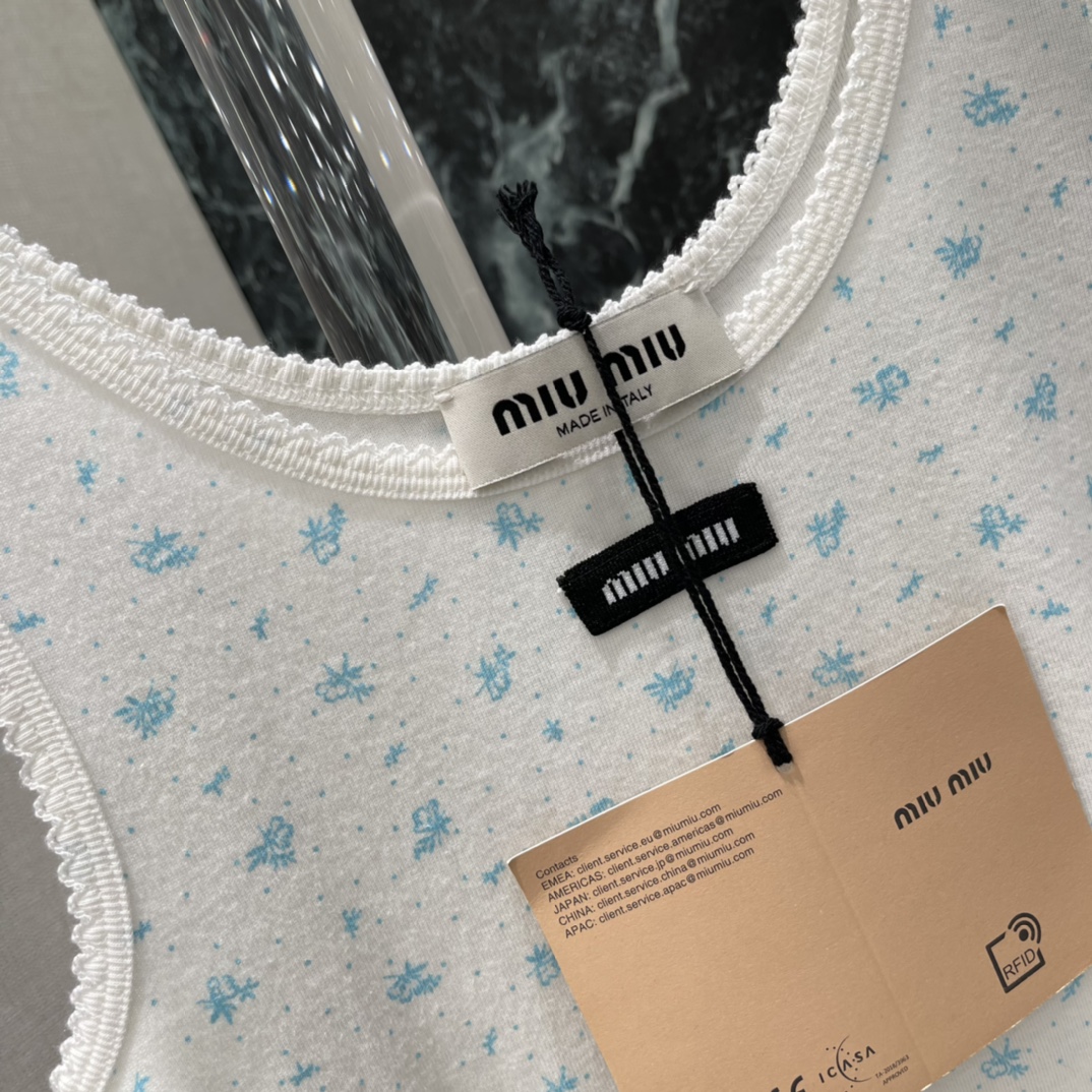 Miu 25秋冬新款 花边碎花无袖背心 蓝色小碎花图案，清新简约超适合夏天!圆领配蕾丝边，细节满分。正面