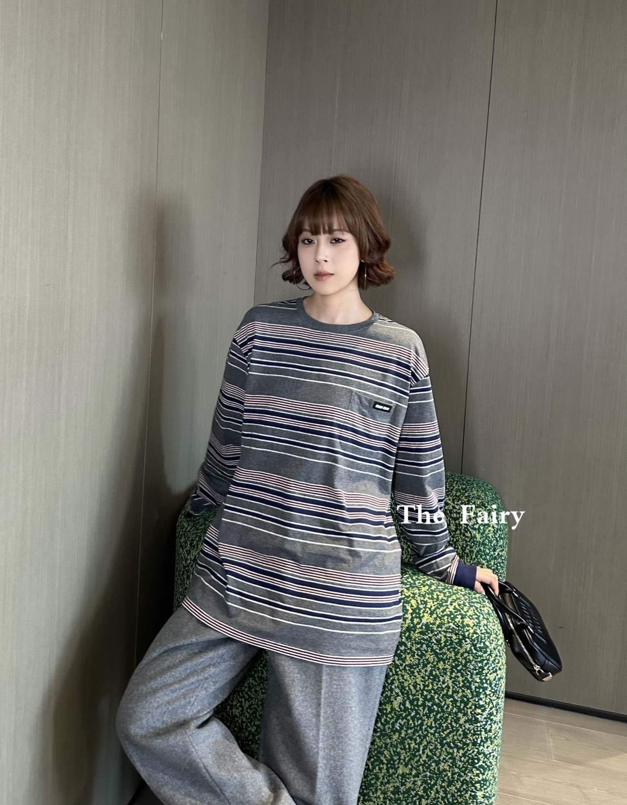 Miu 25秋冬新款 复古撞色条纹长袖T恤 秋冬穿着既有温度又不失轻盈。oversize版型是造型的点睛