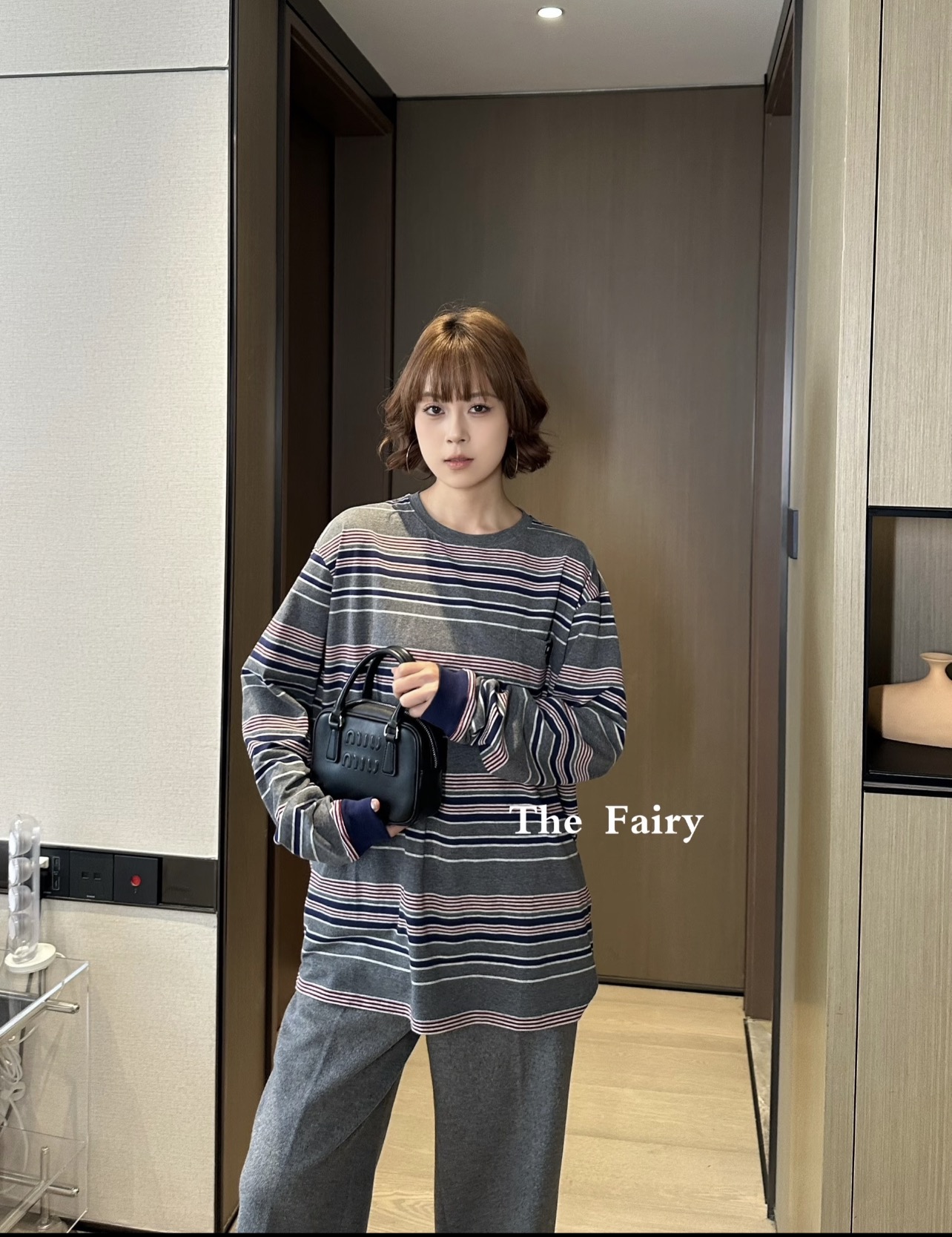 Miu 25秋冬新款 复古撞色条纹长袖T恤 秋冬穿着既有温度又不失轻盈。oversize版型是造型的点睛