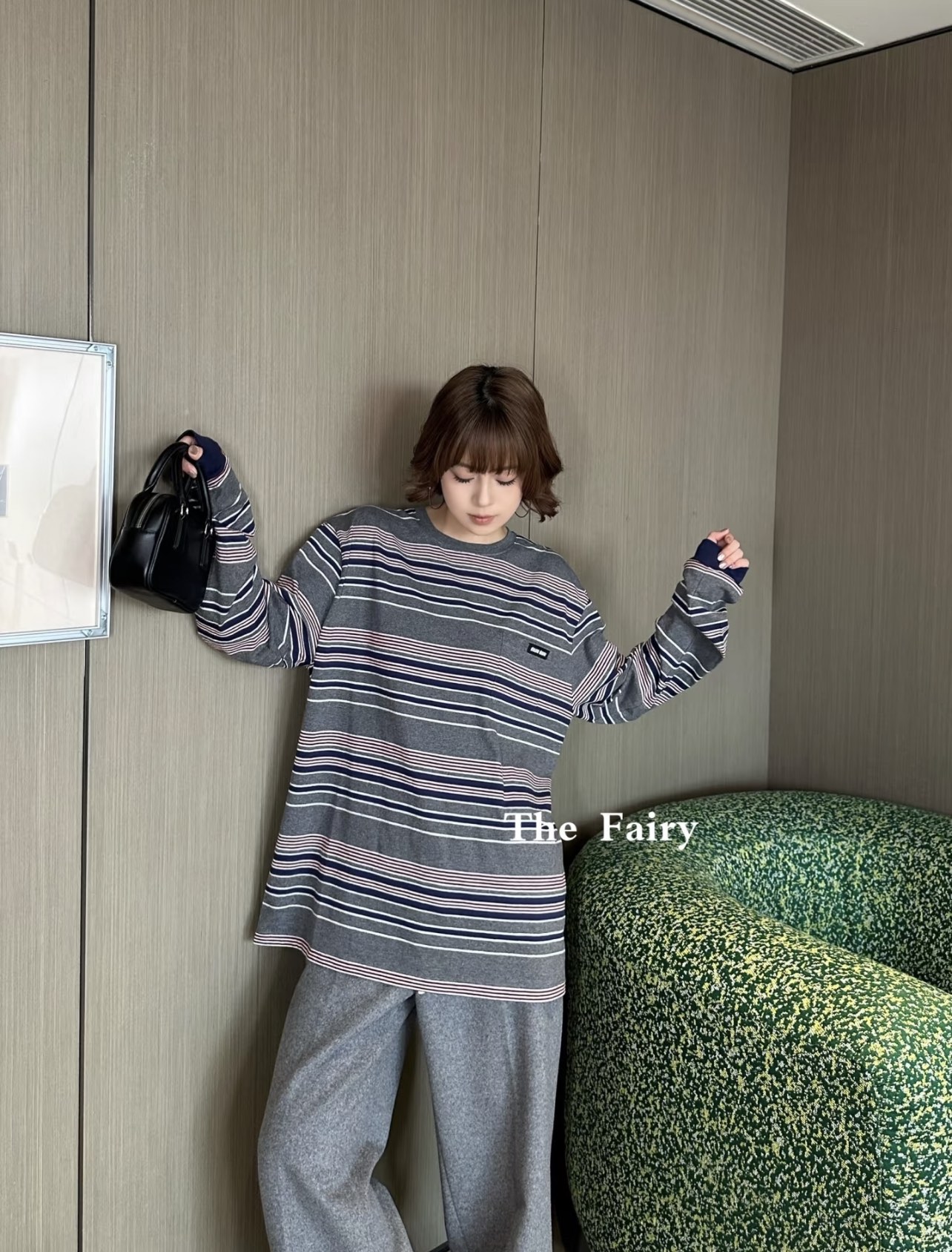 Miu 25秋冬新款 复古撞色条纹长袖T恤 秋冬穿着既有温度又不失轻盈。oversize版型是造型的点睛