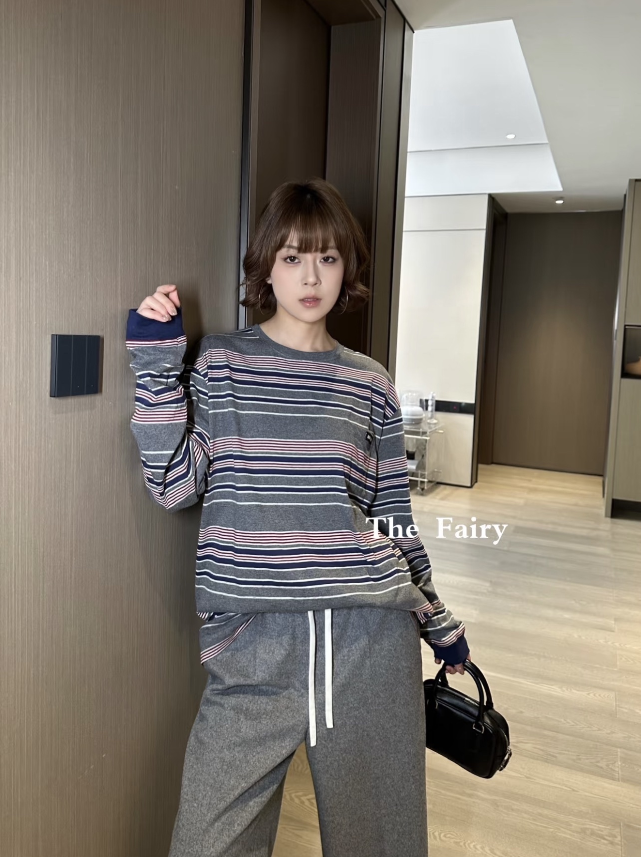 Miu 25秋冬新款 复古撞色条纹长袖T恤 秋冬穿着既有温度又不失轻盈。oversize版型是造型的点睛
