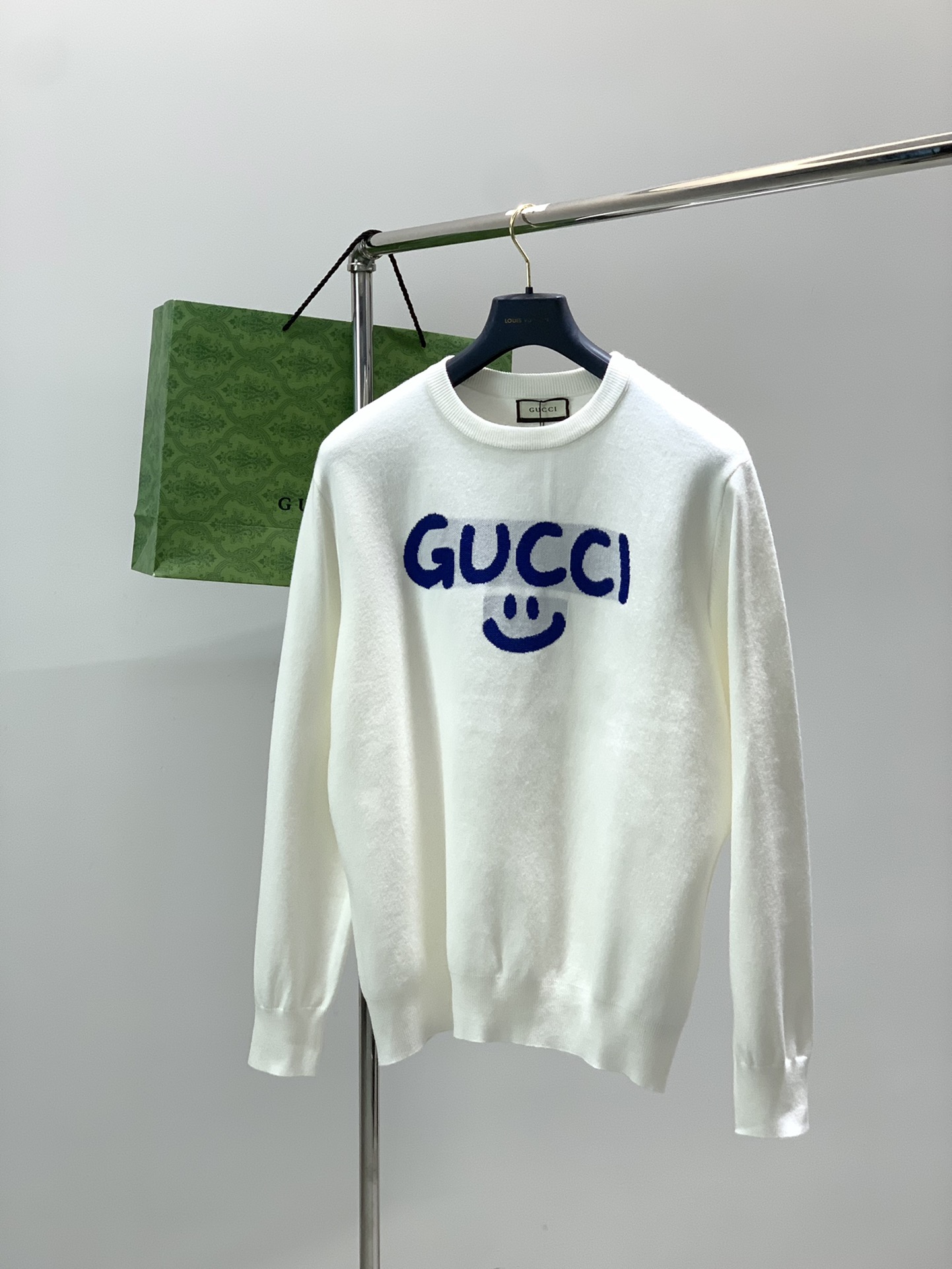 NO:703326,, Gucci Gucci, the latest autumn and winter styles, available at counters at the same time, original order, fashionable and casual knitted sweater, the upper body is very unique!  Eye-catching and bright, imported original fabrics, top-notch knitting technology letter pattern decoration Logo, simple yet fashionable, classic atmosphere, comfortable and breathable, handsome and stylish upper body, size S-XL,, gucci, gucci, sweaters,19860909,Gucci 古驰,秋冬最新款,专柜同步有售,原单狠货,时尚休闲针织毛衣,上身很有特点！吸睛而有亮点,进口原版面料,顶级针织工艺字母图案装饰Logo,简单而不失时尚,经典大气,舒适透气,上身帅气有型,码数S-XL,,gucci,gucci,sweaters,,Men's clothing